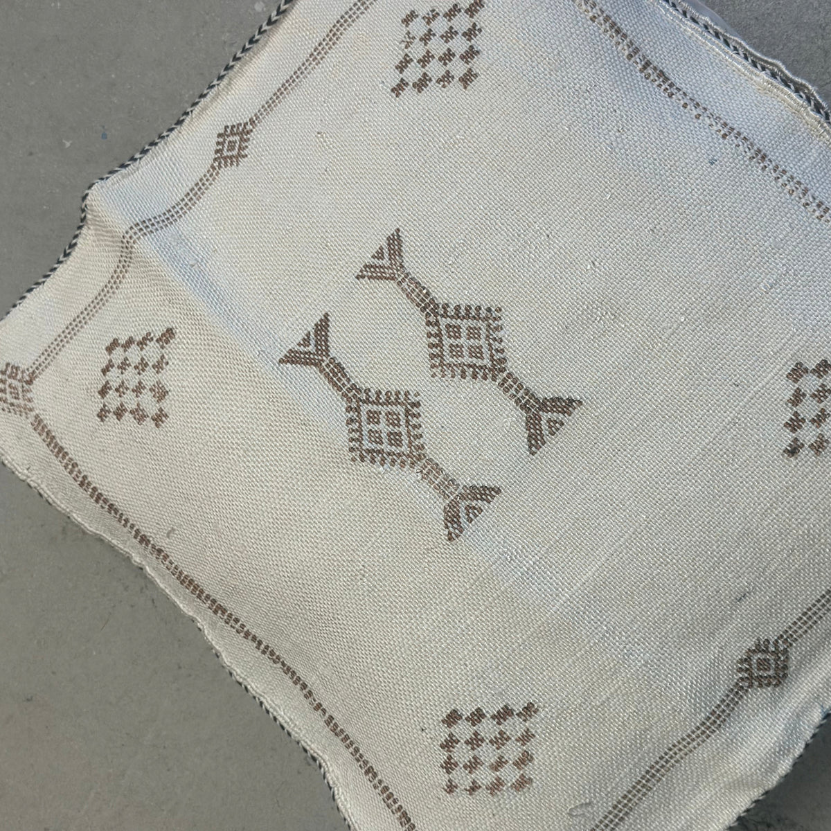 Kaktussilke pudebetræk ca. 45 x 45 cm - off white med brunt mønster