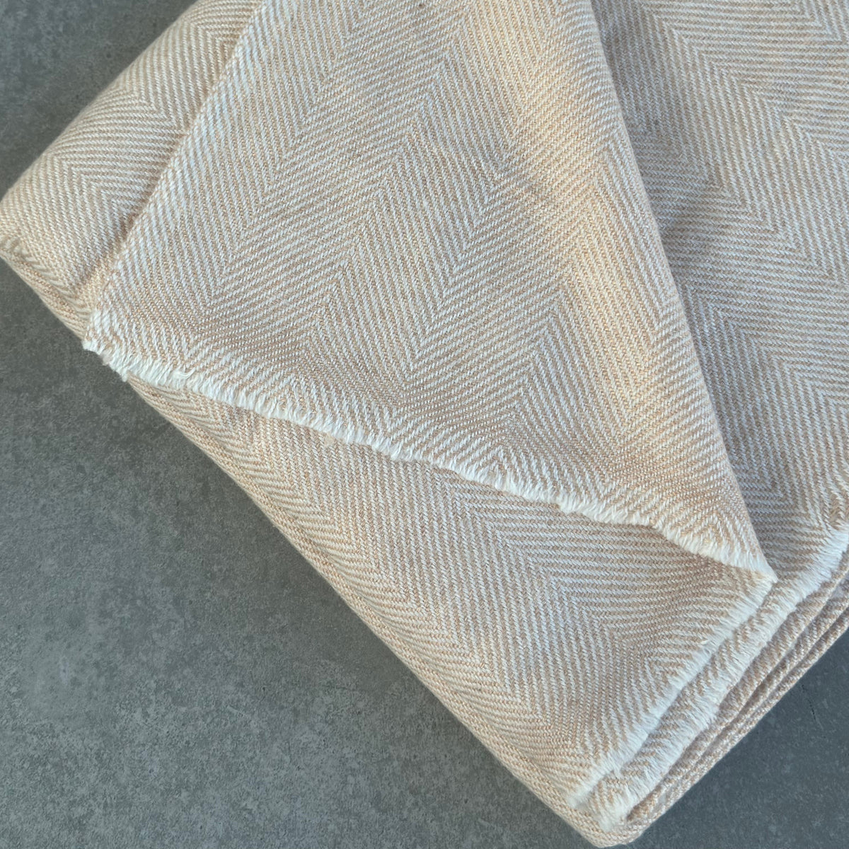 Plaid i kameluld & silke – Varm Sand