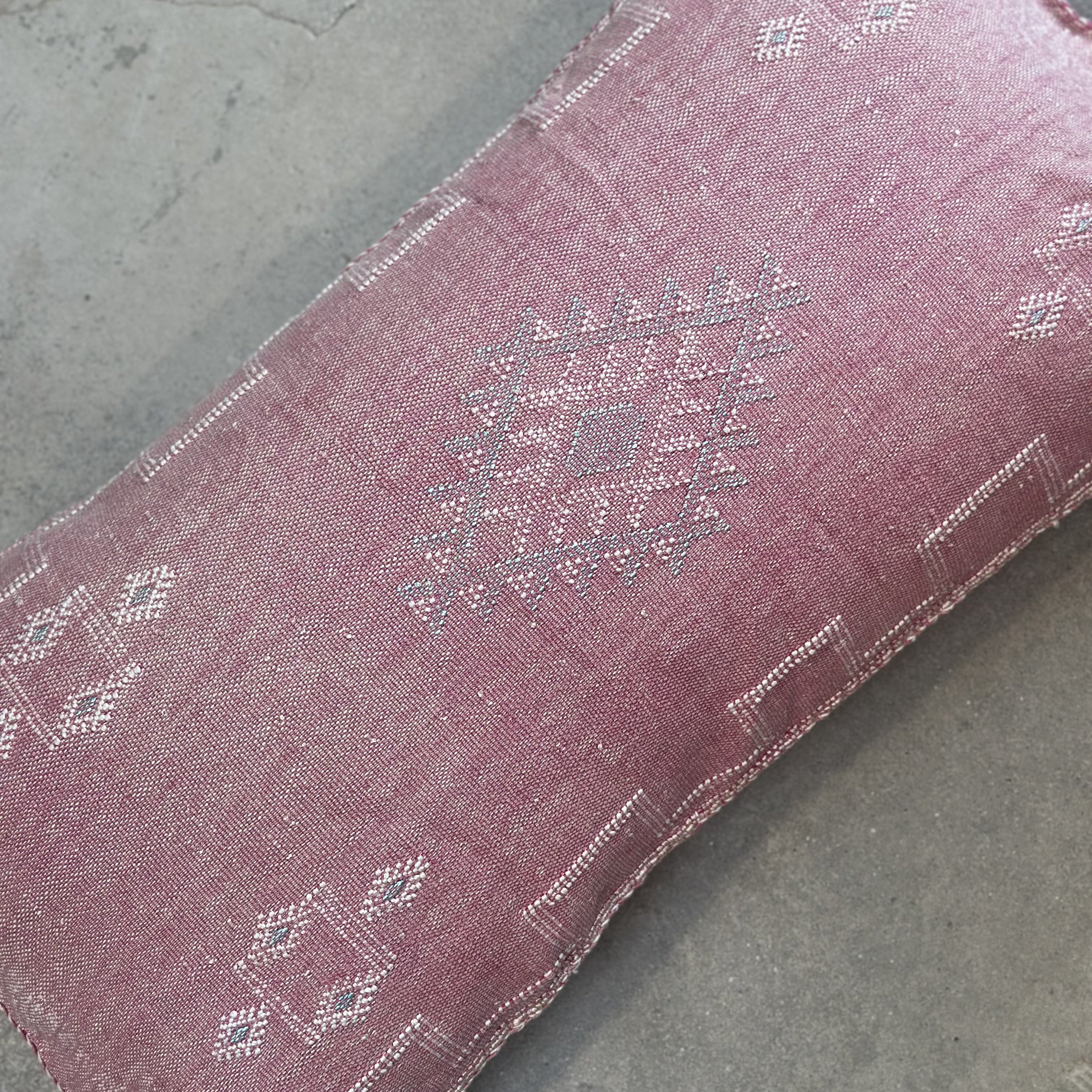Cushion cover in cactus silk - size 50 x 90 cm.