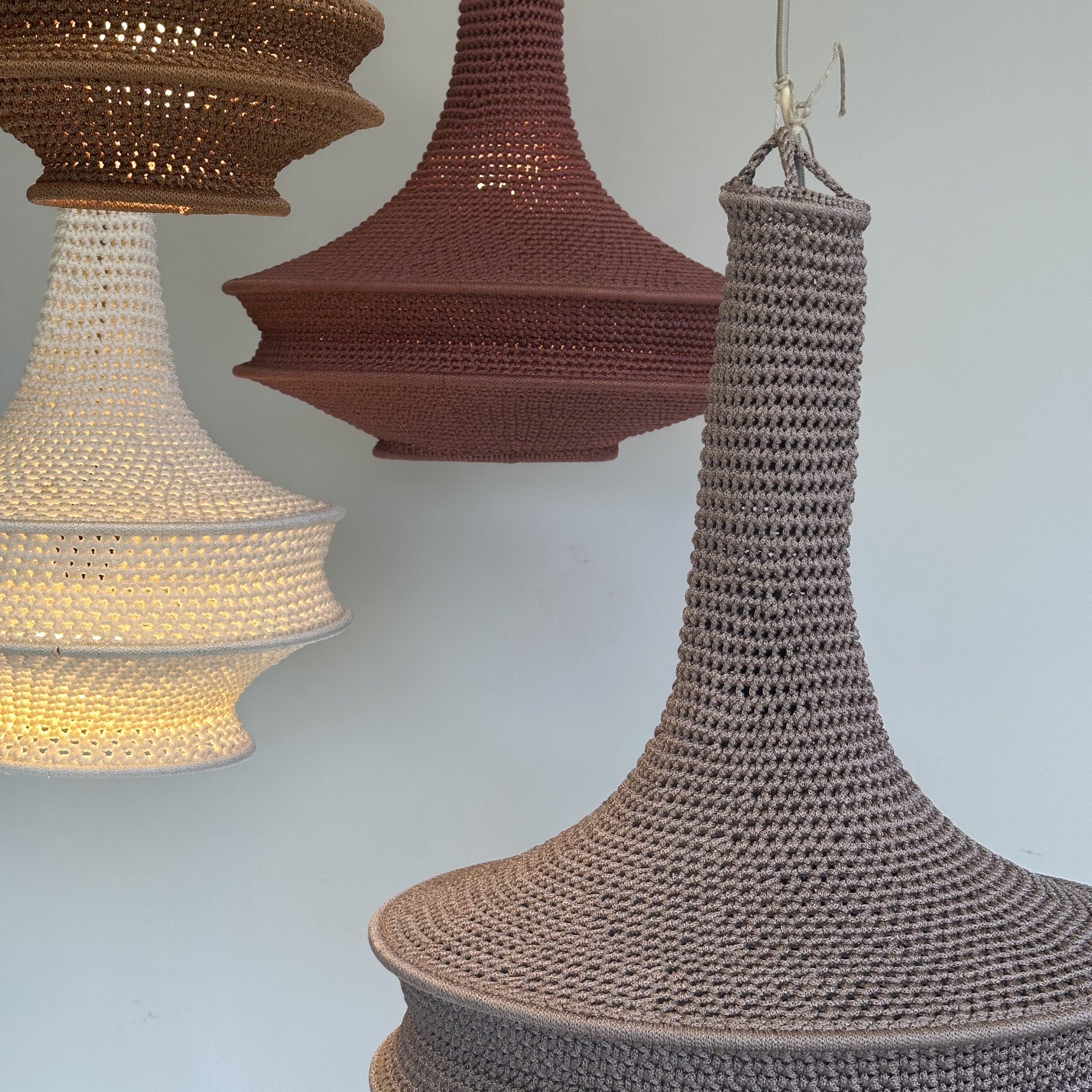 Lampeskærm - hæklet (nougat - 40 cm.)