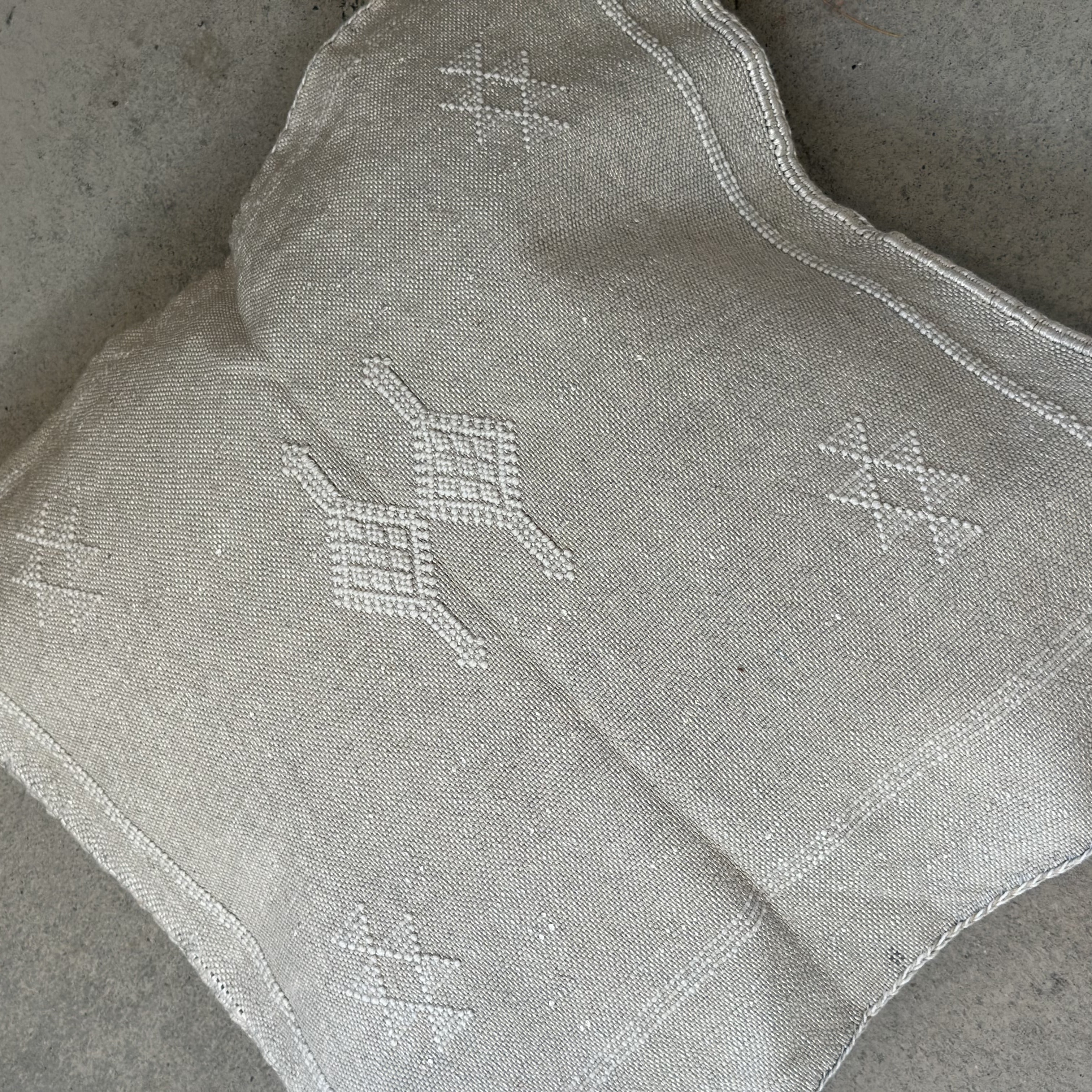 Cushion cover in cactus silk - size 45 x 45 cm.