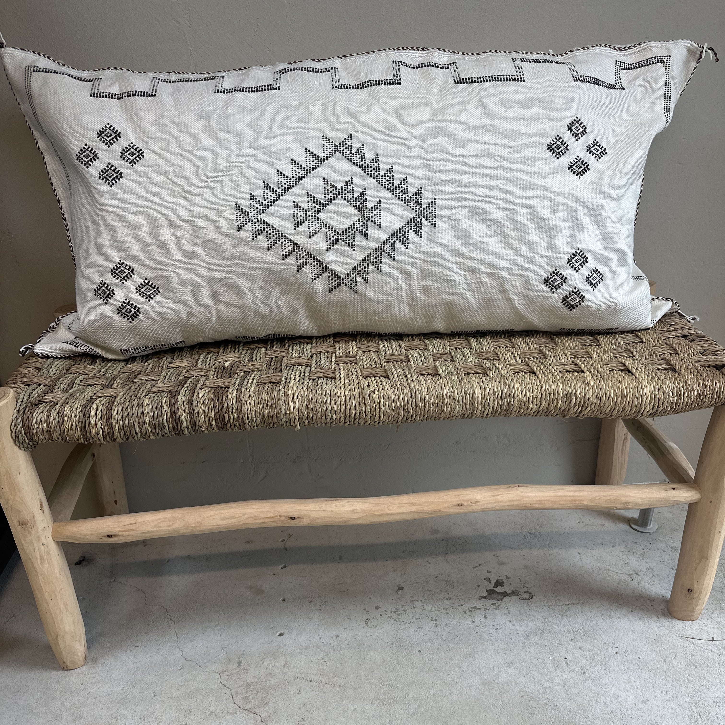 Kaktussilke pudebetræk ca. 50 x 90 cm – Off white m. mørkt mønster