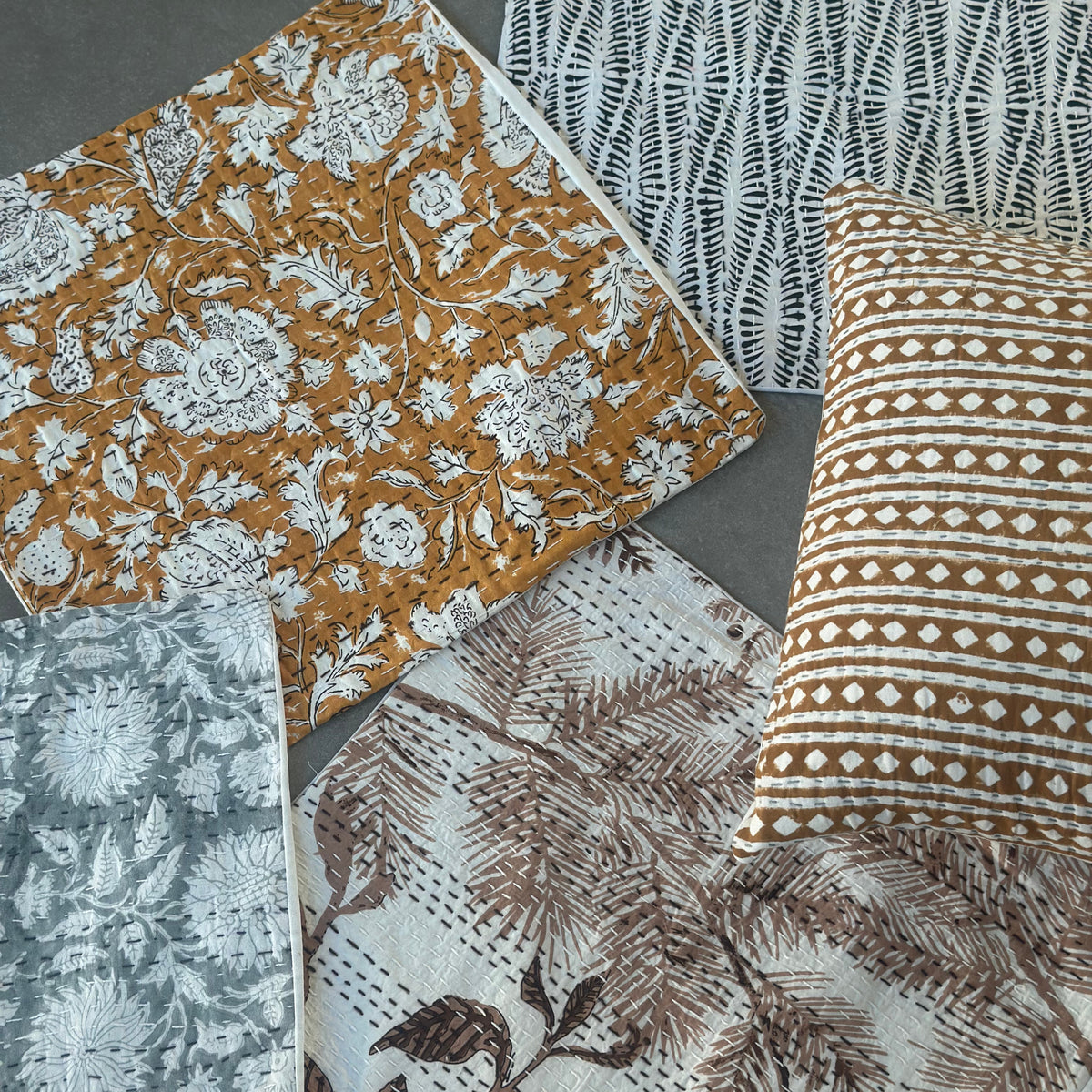 Kantha pudebetræk – Amber – 40 x 40 cm