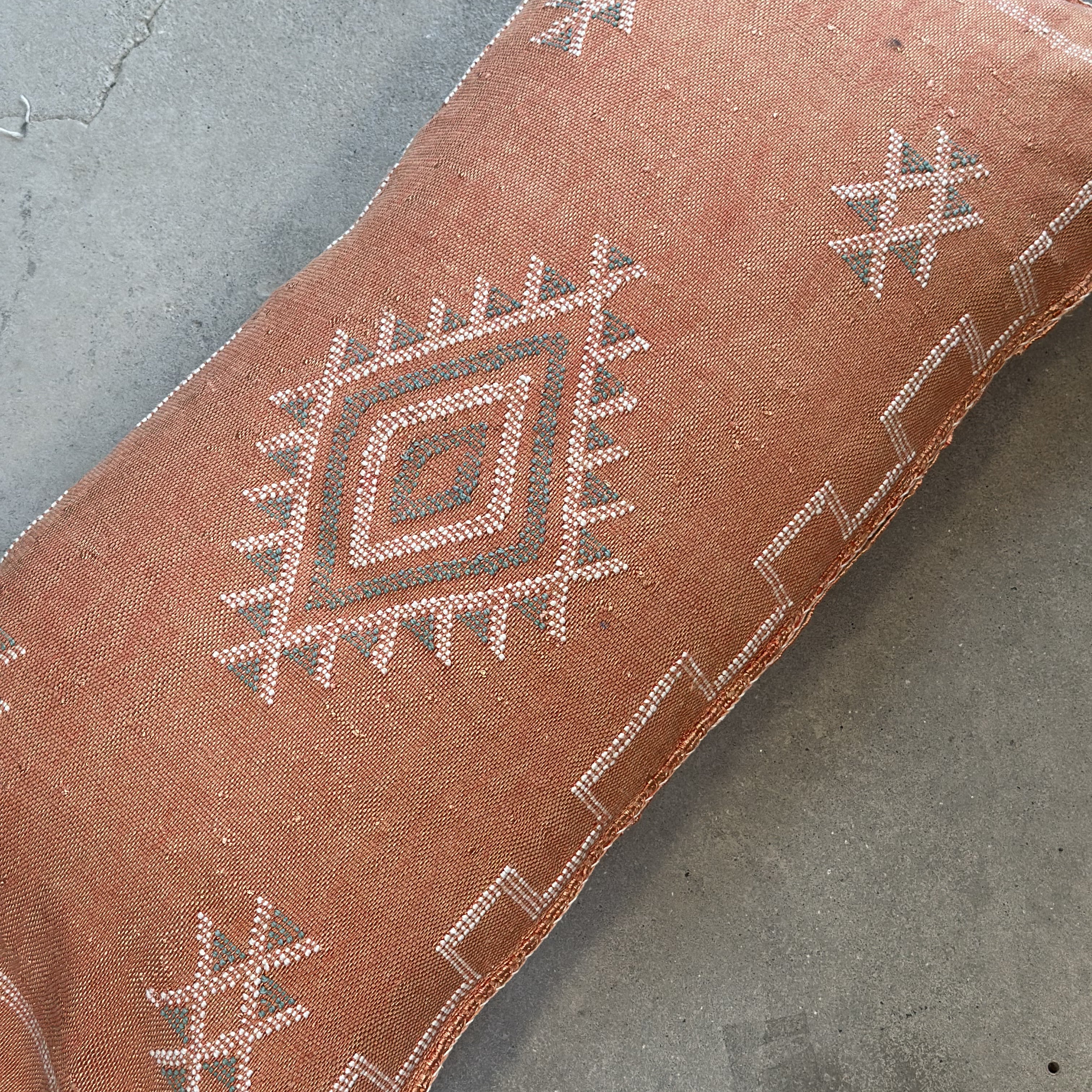 Cushion cover in cactus silk - size 50 x 90 cm.