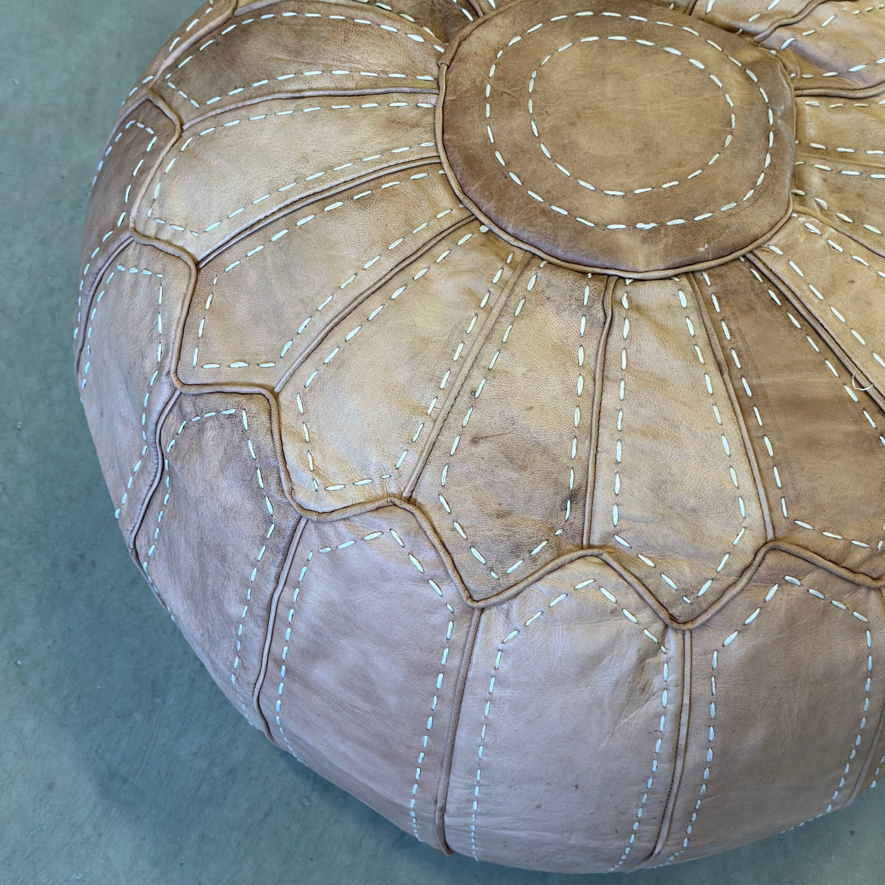 Marokkopude/puf - lys kernelæder med syninger