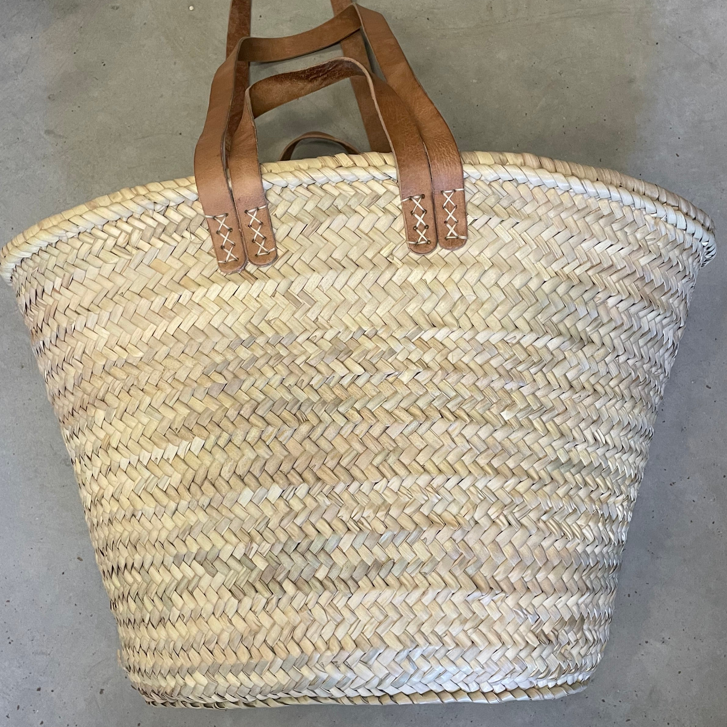 Kurv med korte og lange læderremme - 50 cm. i toppen.