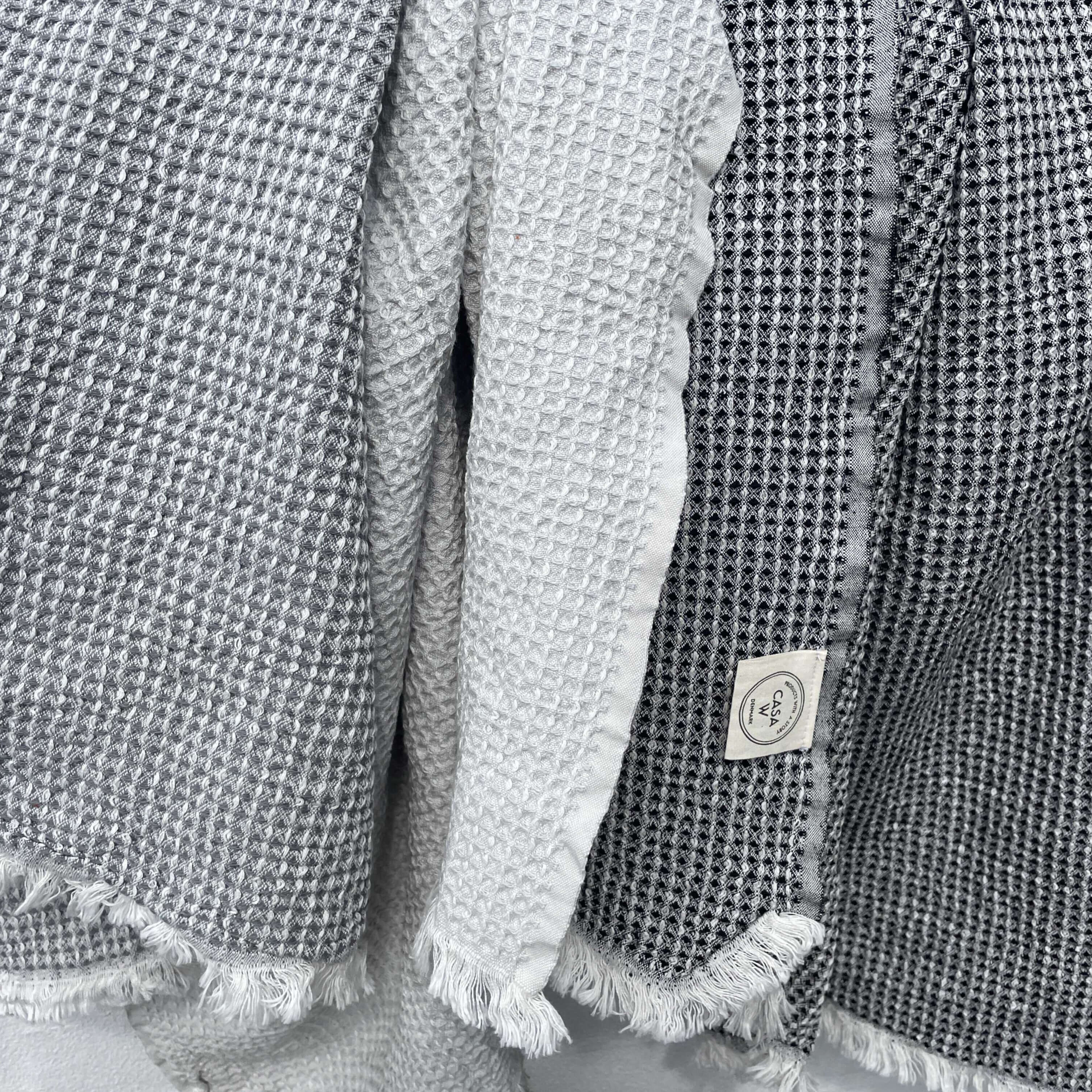 Waffle håndklæde i sort - størrelse 95 x 175 cm.