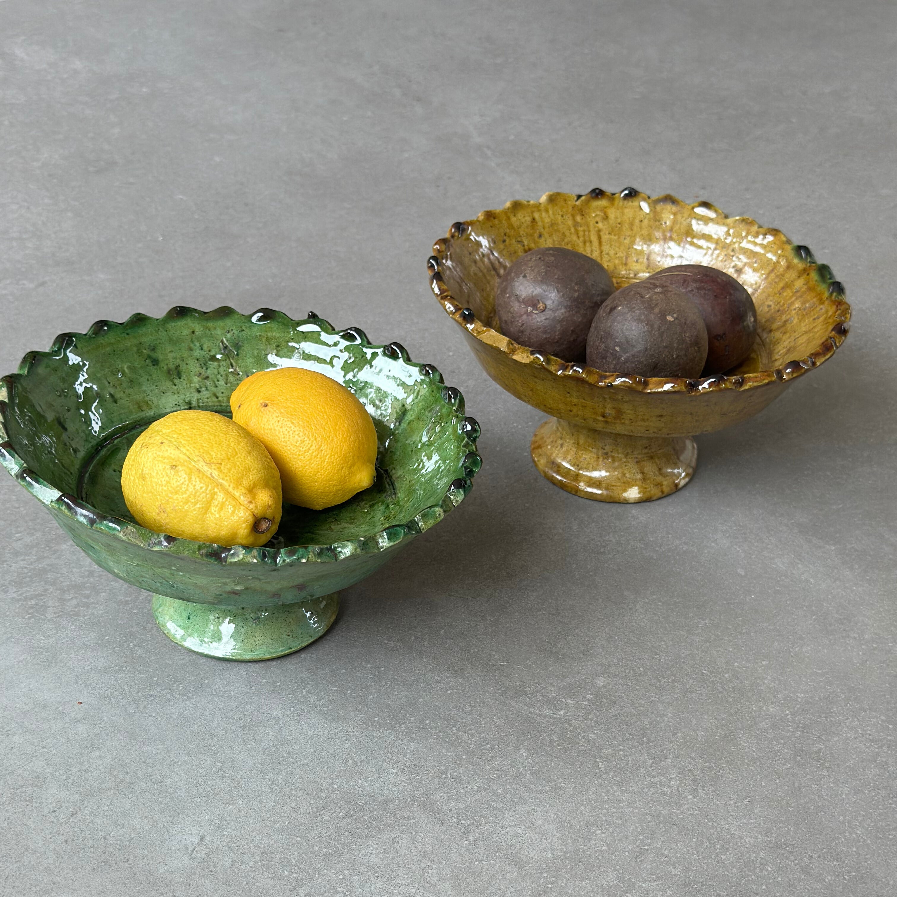 Tamegroute skål på opsats med takket kant - 20 cm.