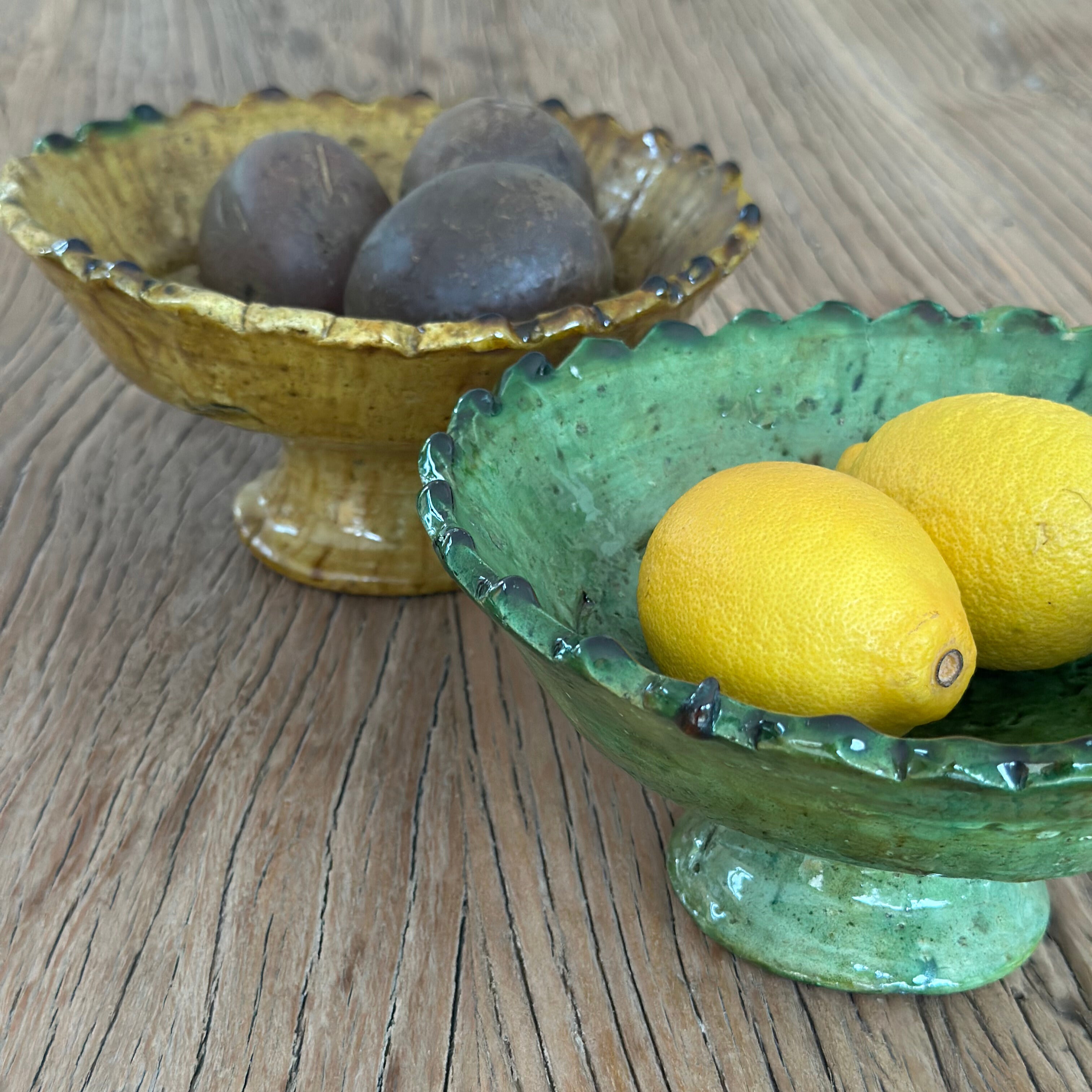 Tamegroute skål på opsats med takket kant - 20 cm.