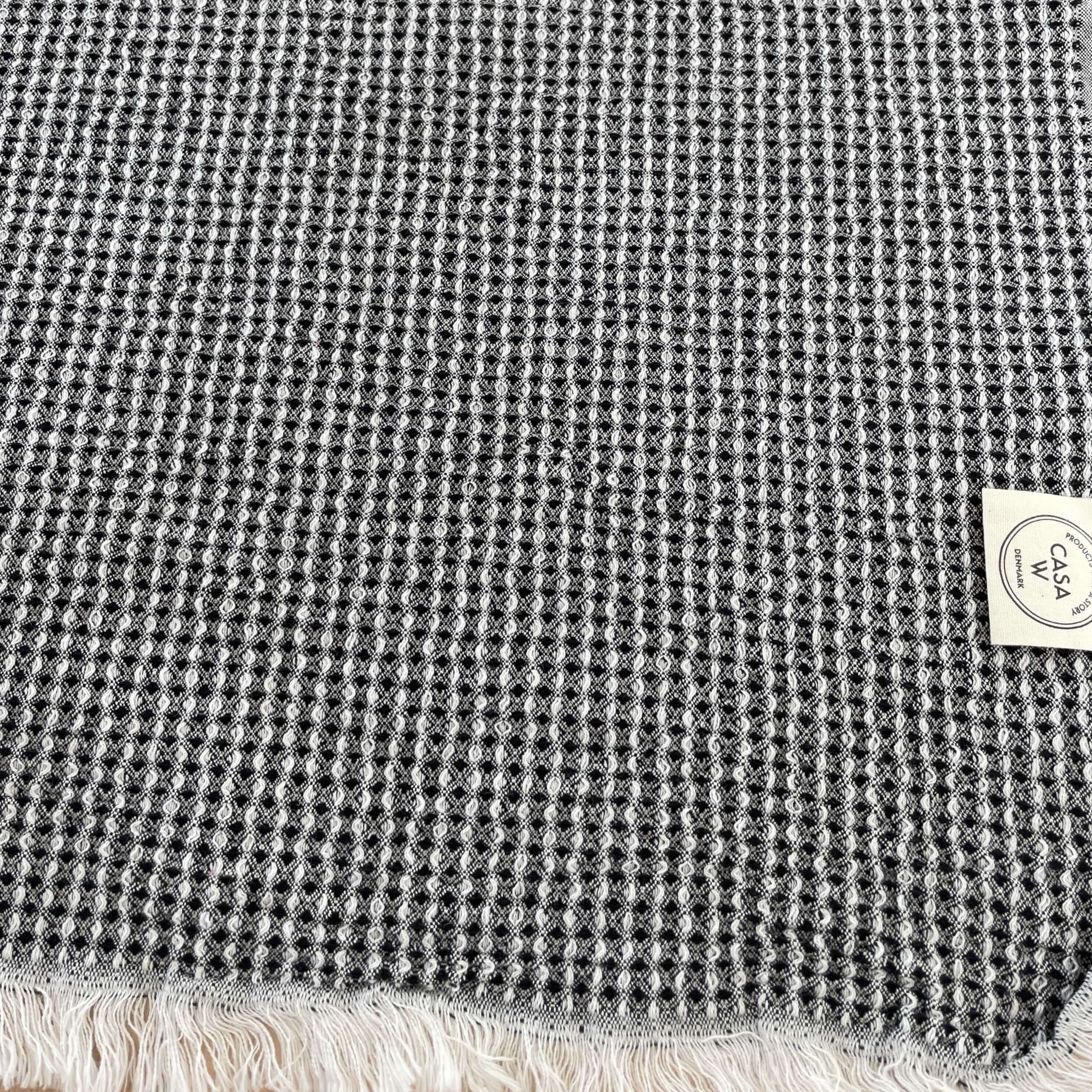 Waffle håndklæde i sort - størrelse 95 x 175 cm.