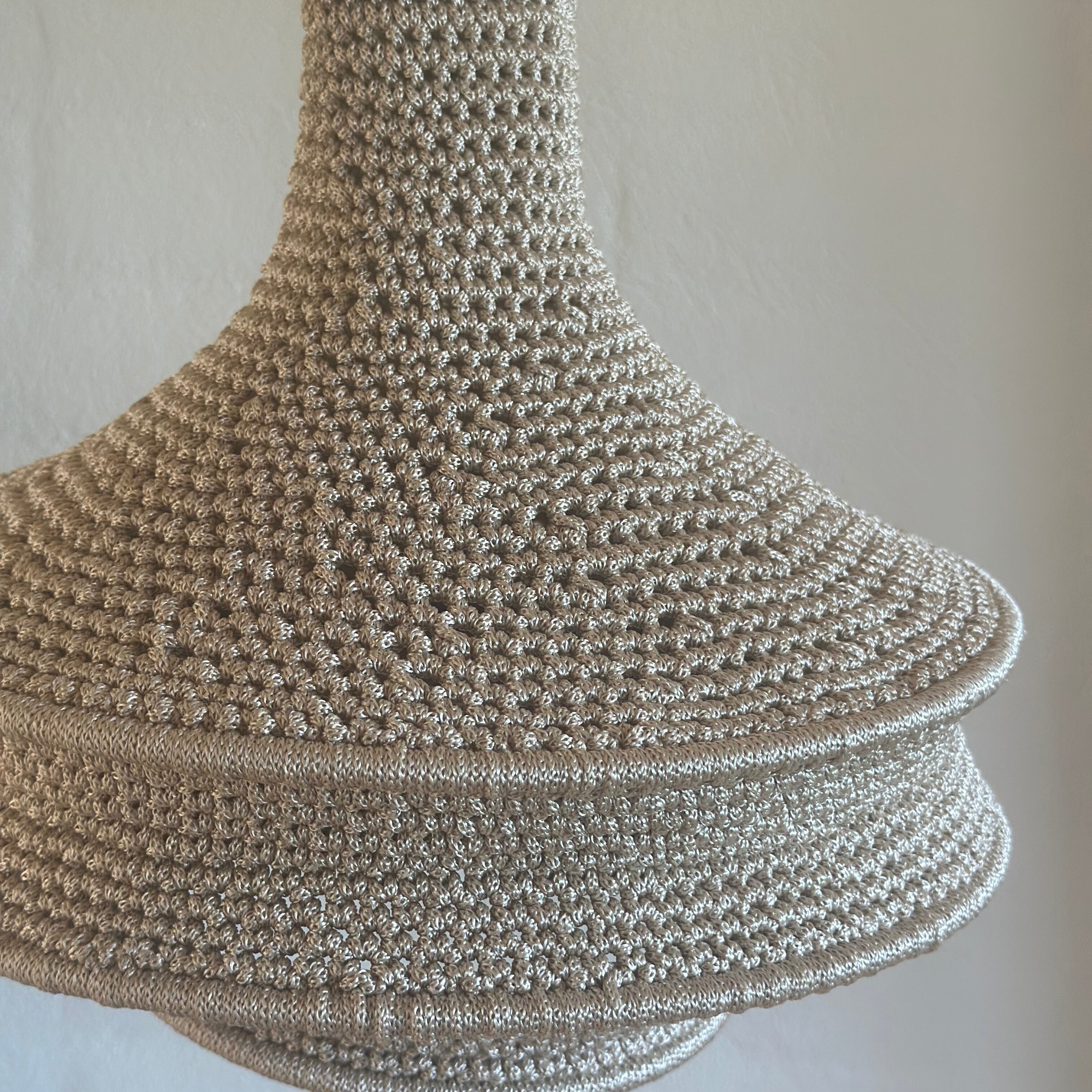 Lampeskærm - hæklet (sandfarvet - 40 cm.)