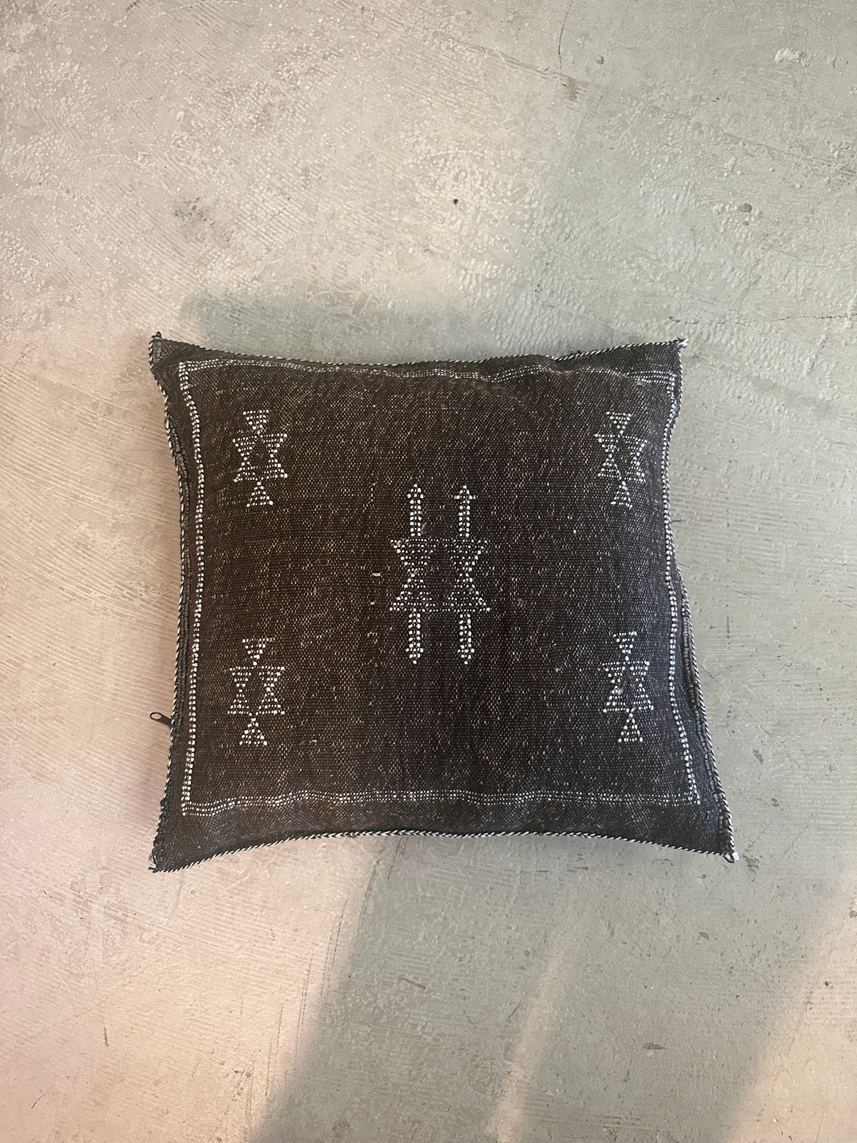 Kaktussilke pudebetræk ca. 45 x 45 cm – mørkebrun med mønster og detaljer