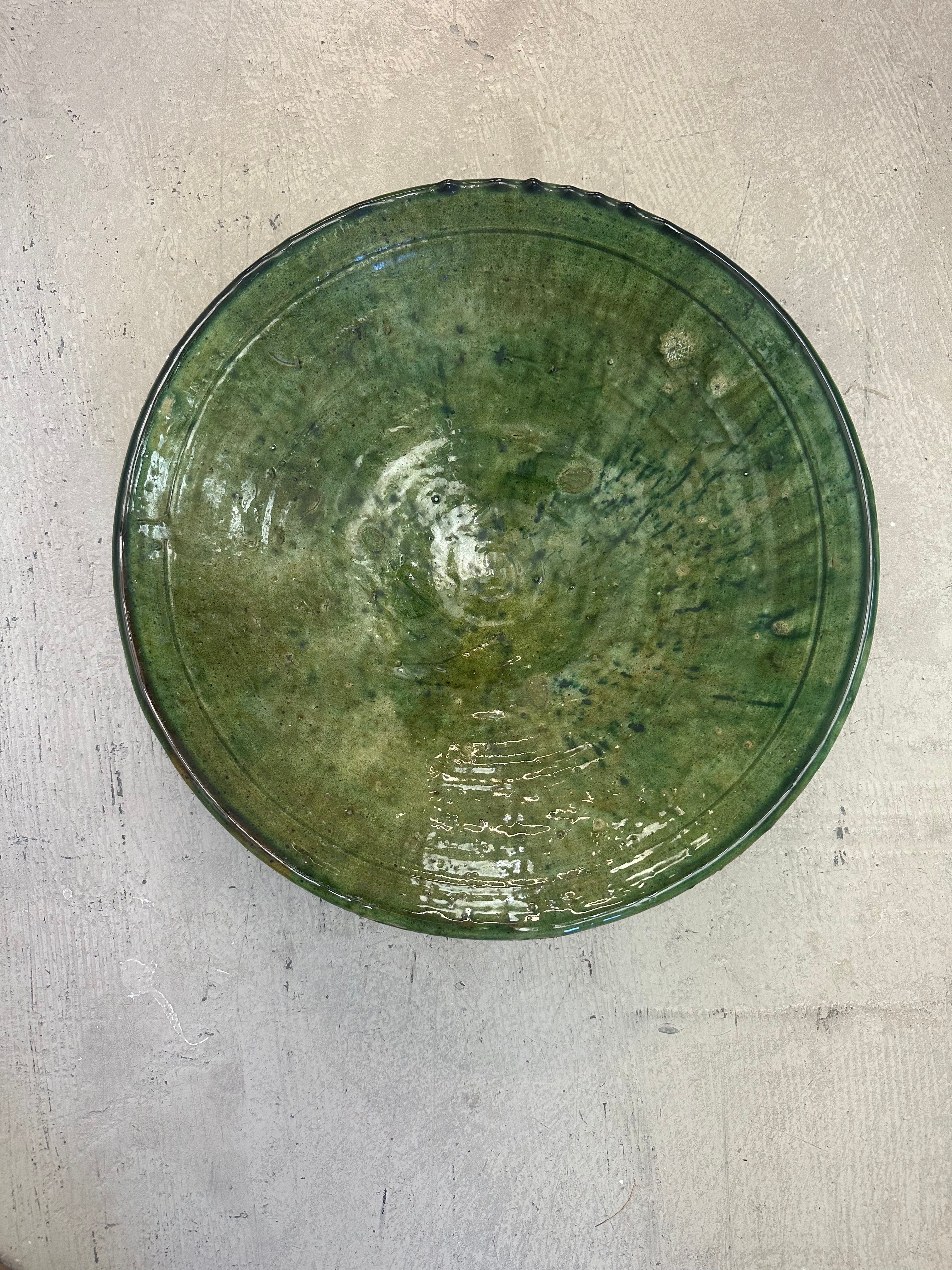 Tamegroute skål - håndlavet keramik med grønne og gyldne nuancer, ca. 36 cm i diameter.