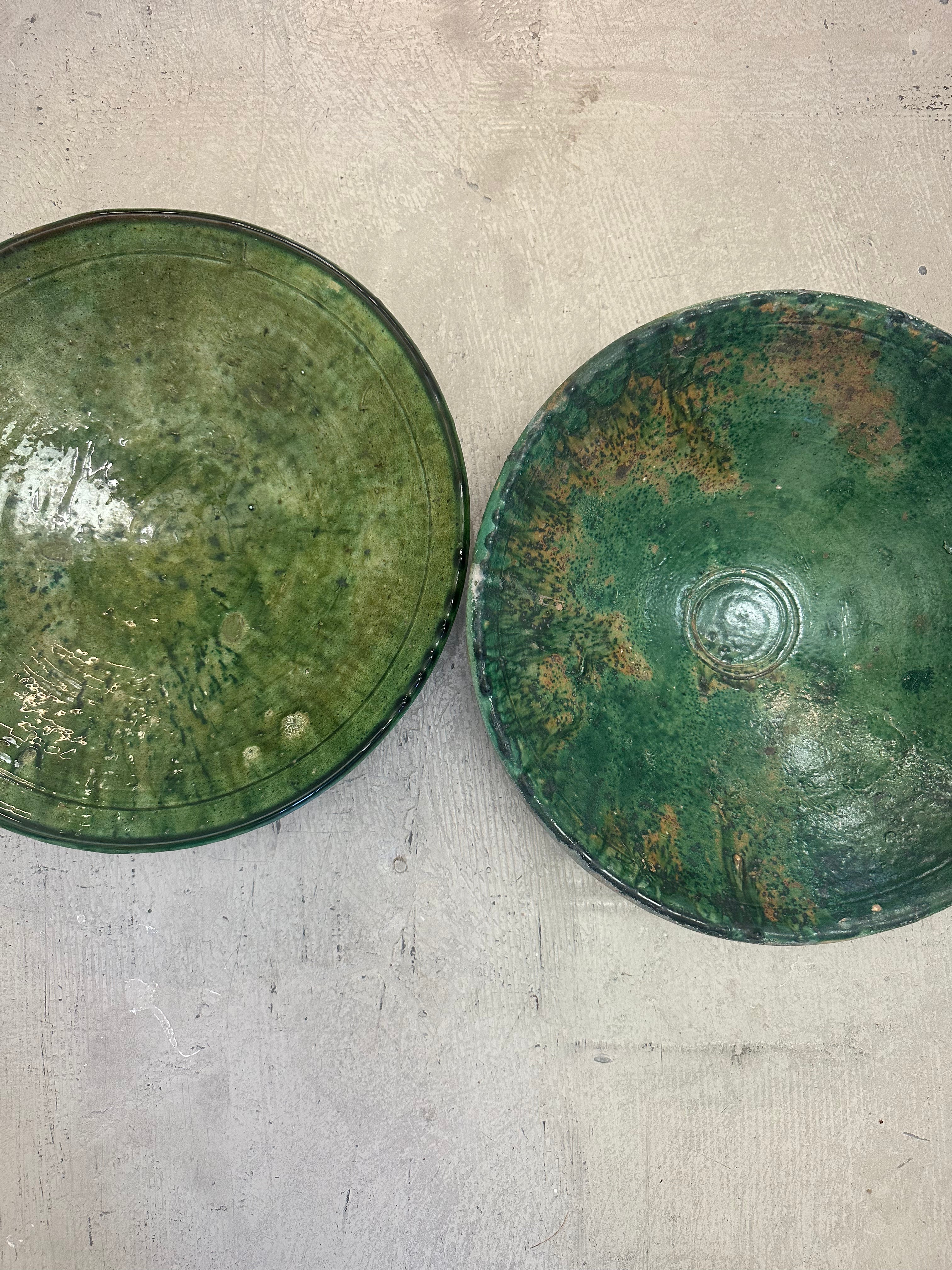 Tamegroute skål i grønne nuancer, håndlavet keramik fra Marokko, ca. 36 cm i diameter.