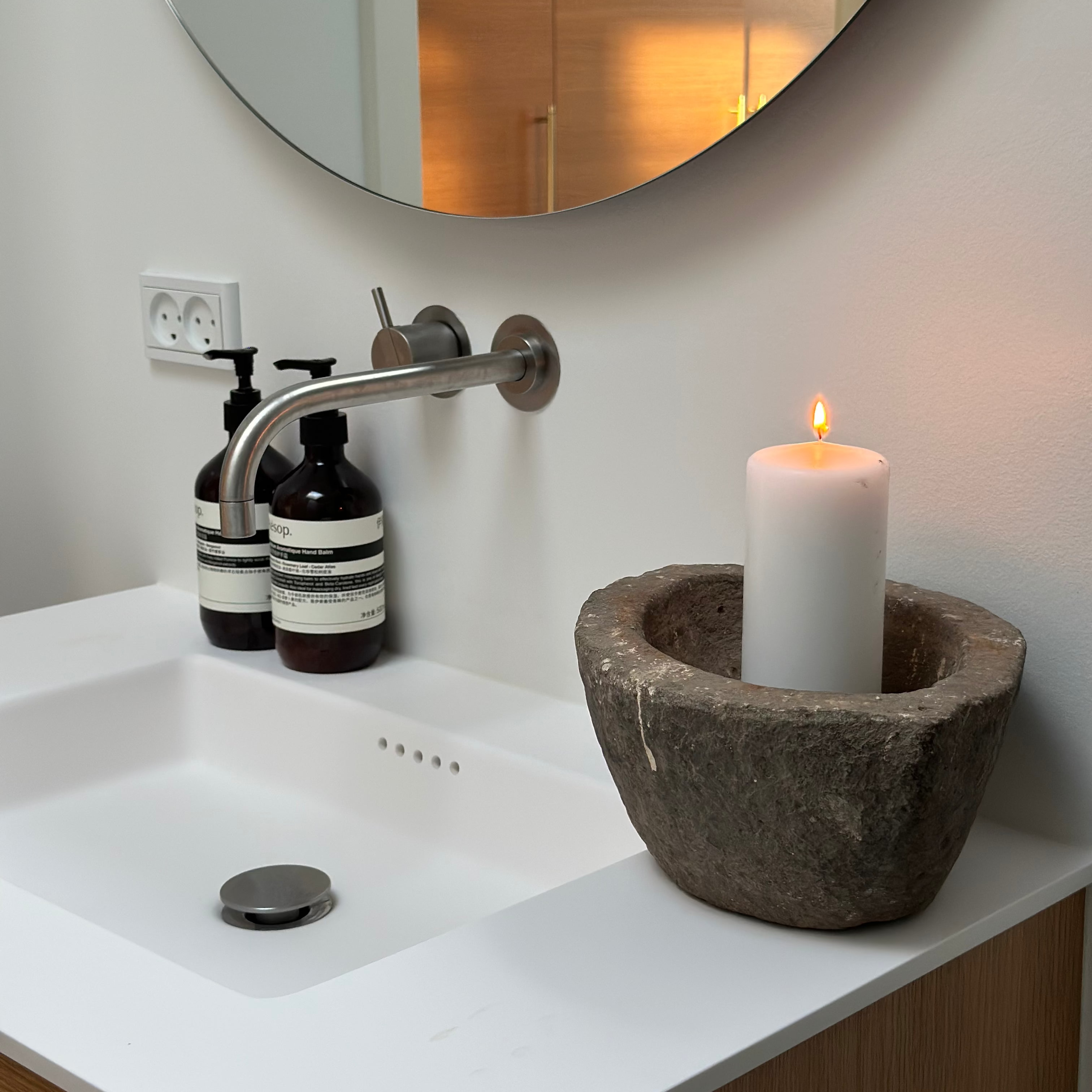 Gammel krukke i steintøy - 25-35 cm i bredden og ca. 10-15 cm i høyden.