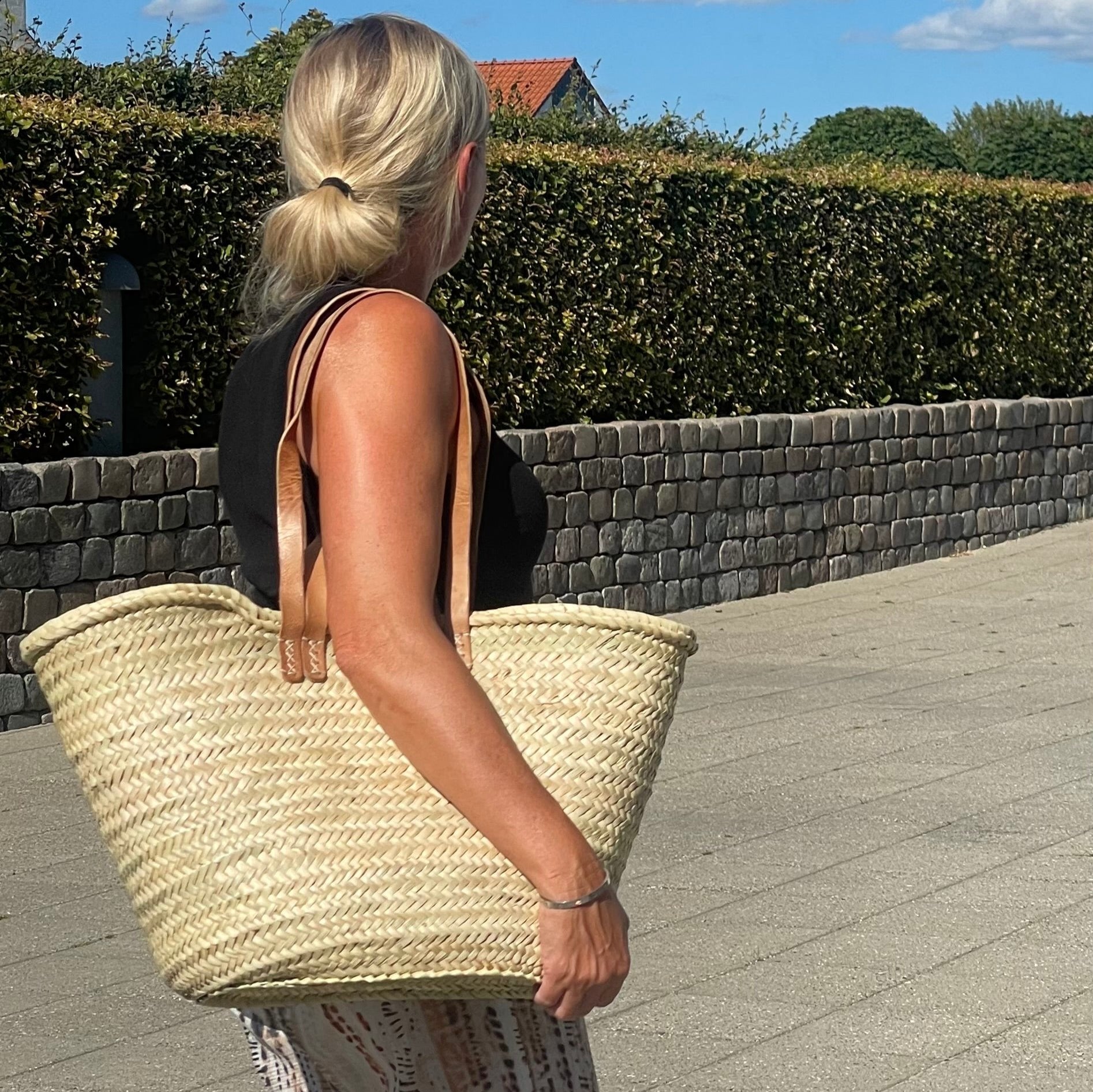 Kurv med korte og lange læderremme - 50 cm. i toppen.