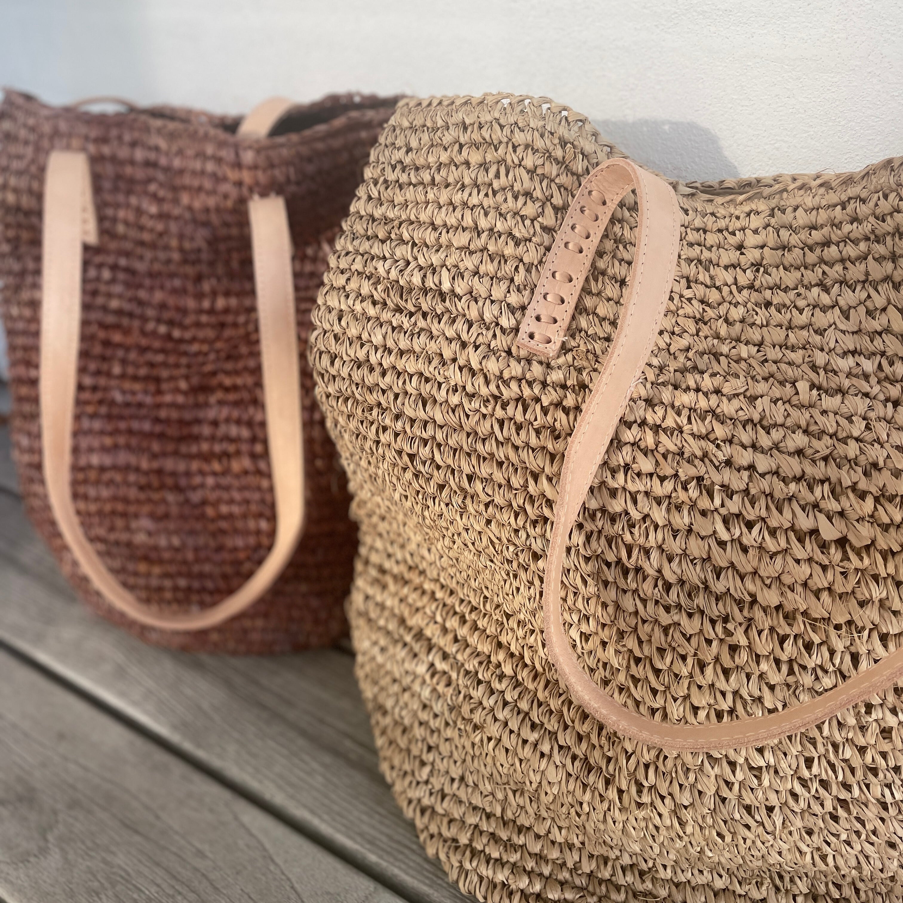 Flettet taske i raffia med læderremme - brun