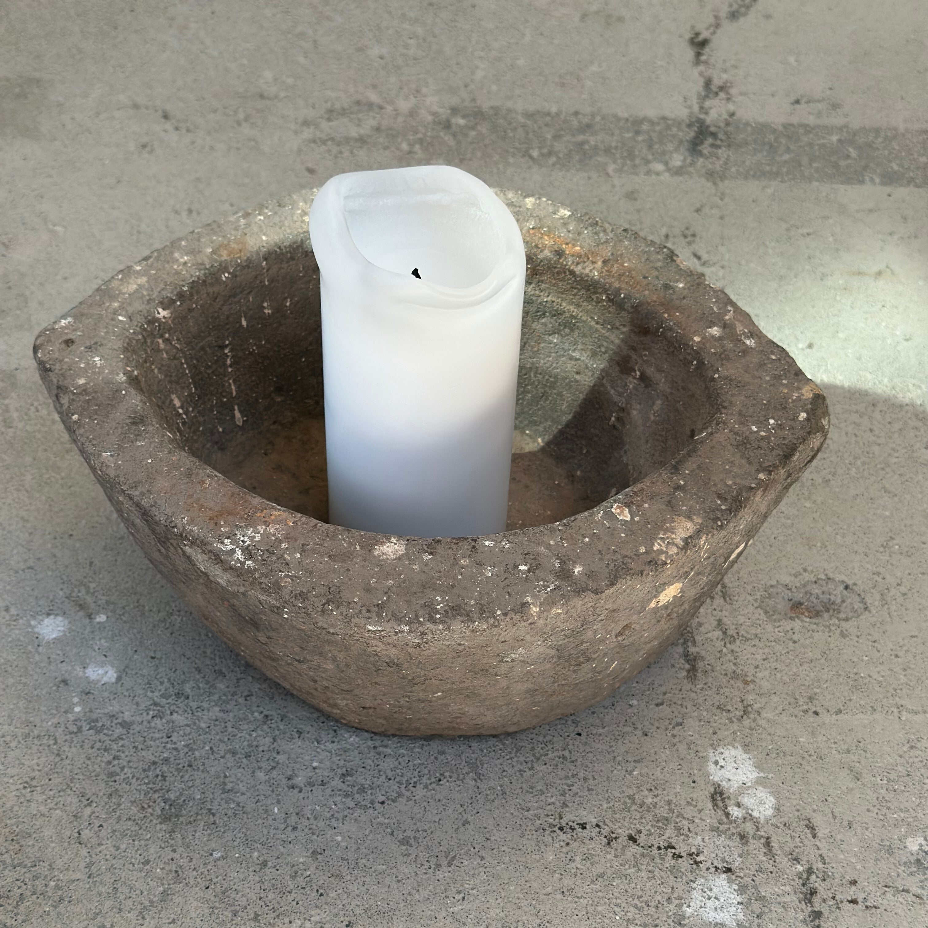 Vintage stoneware pot - 25-35 cm. wide and approx. 10-15 cm. high.