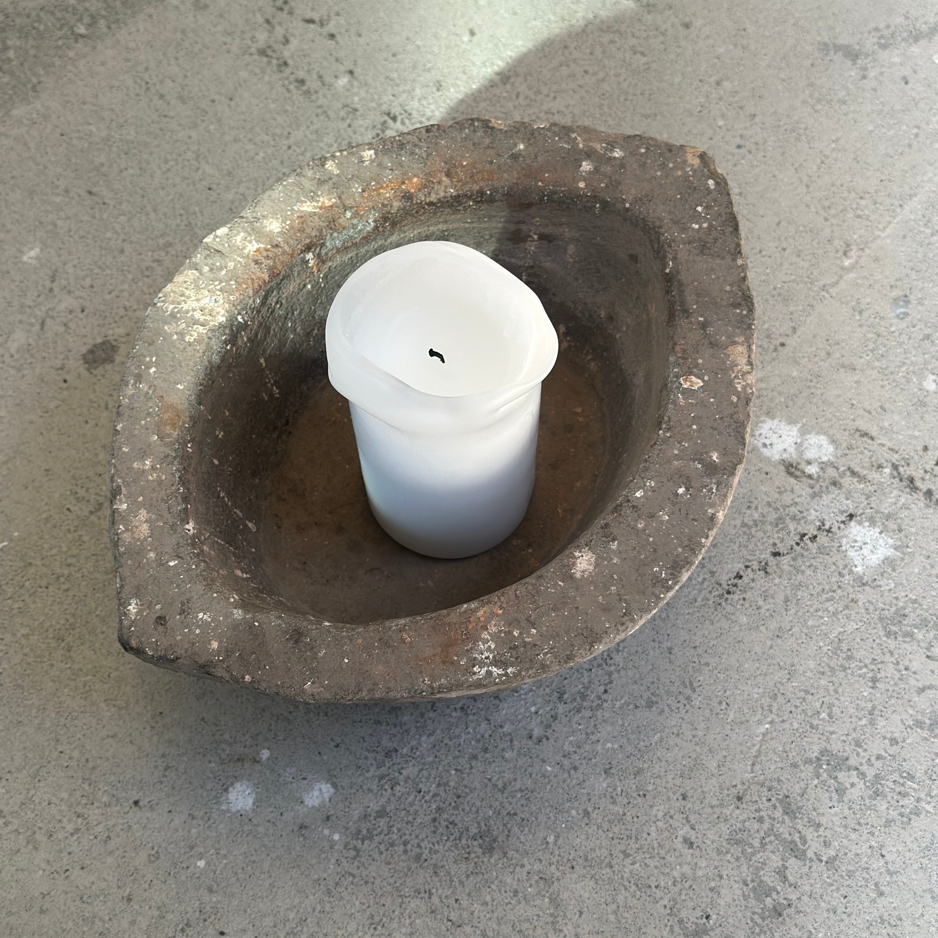 Gammel krukke i steintøy - 25-35 cm i bredden og ca. 10-15 cm i høyden.