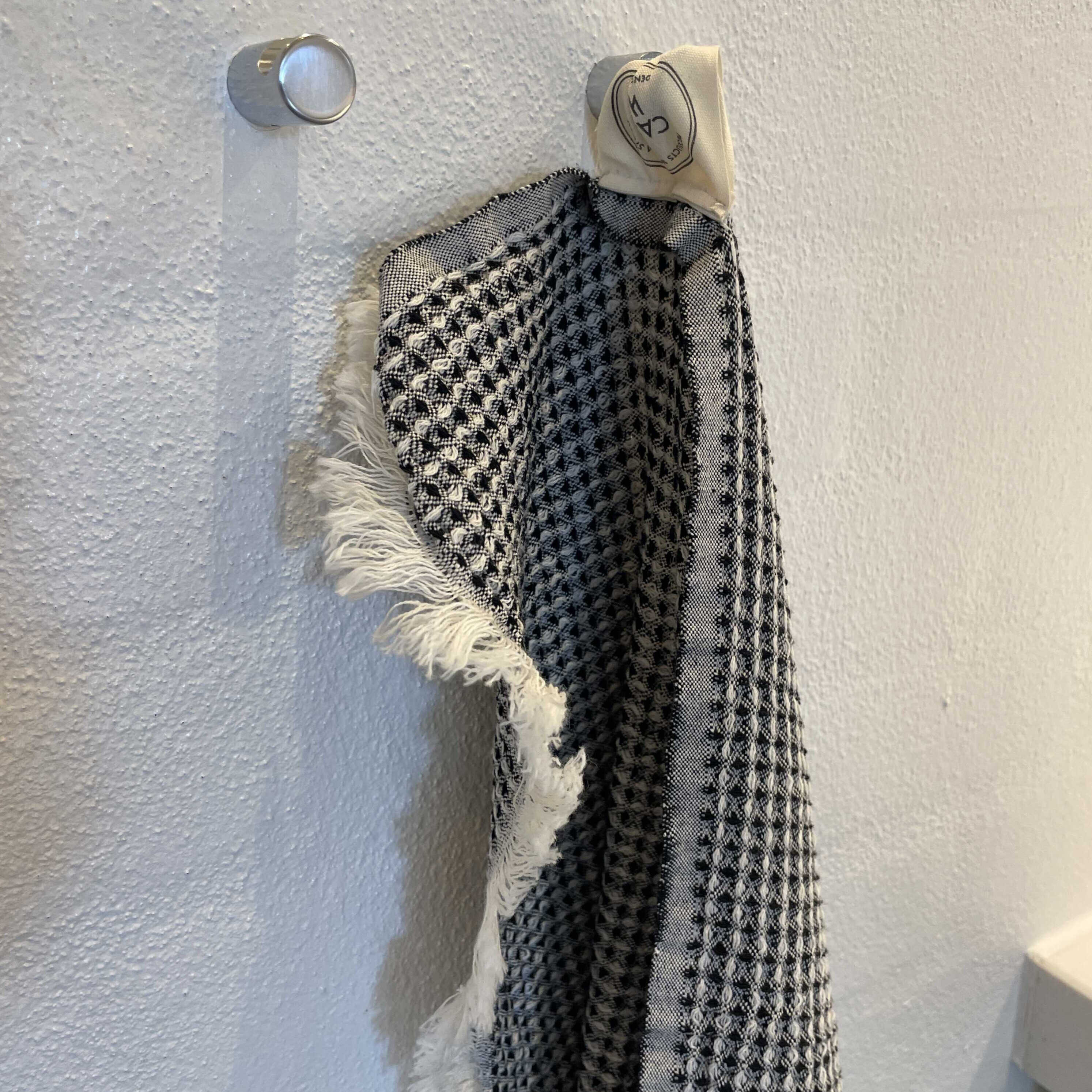 Waffle håndklæde i sort - størrelse 95 x 175 cm.