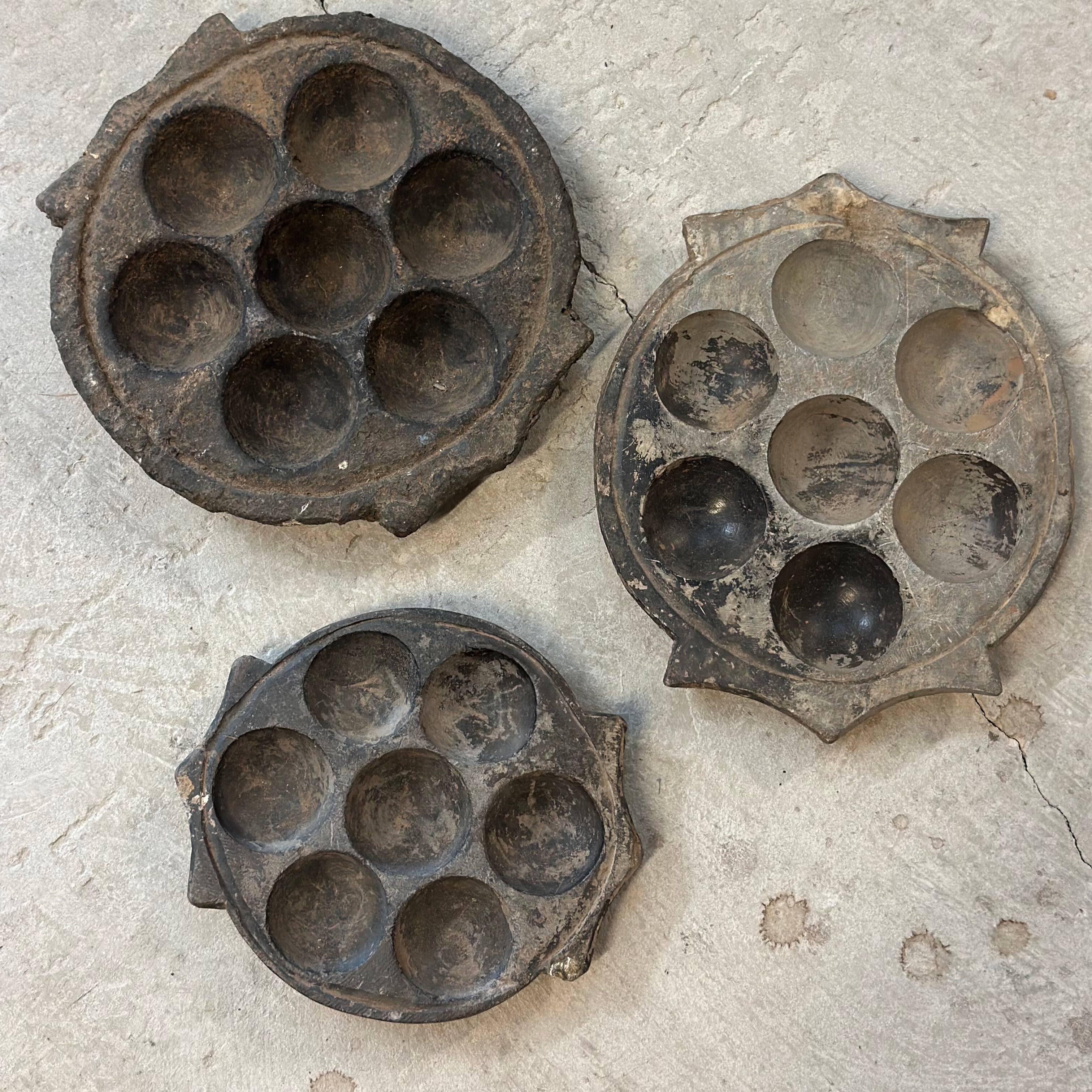 Vintage stenfad med huller - 25-30 cm.