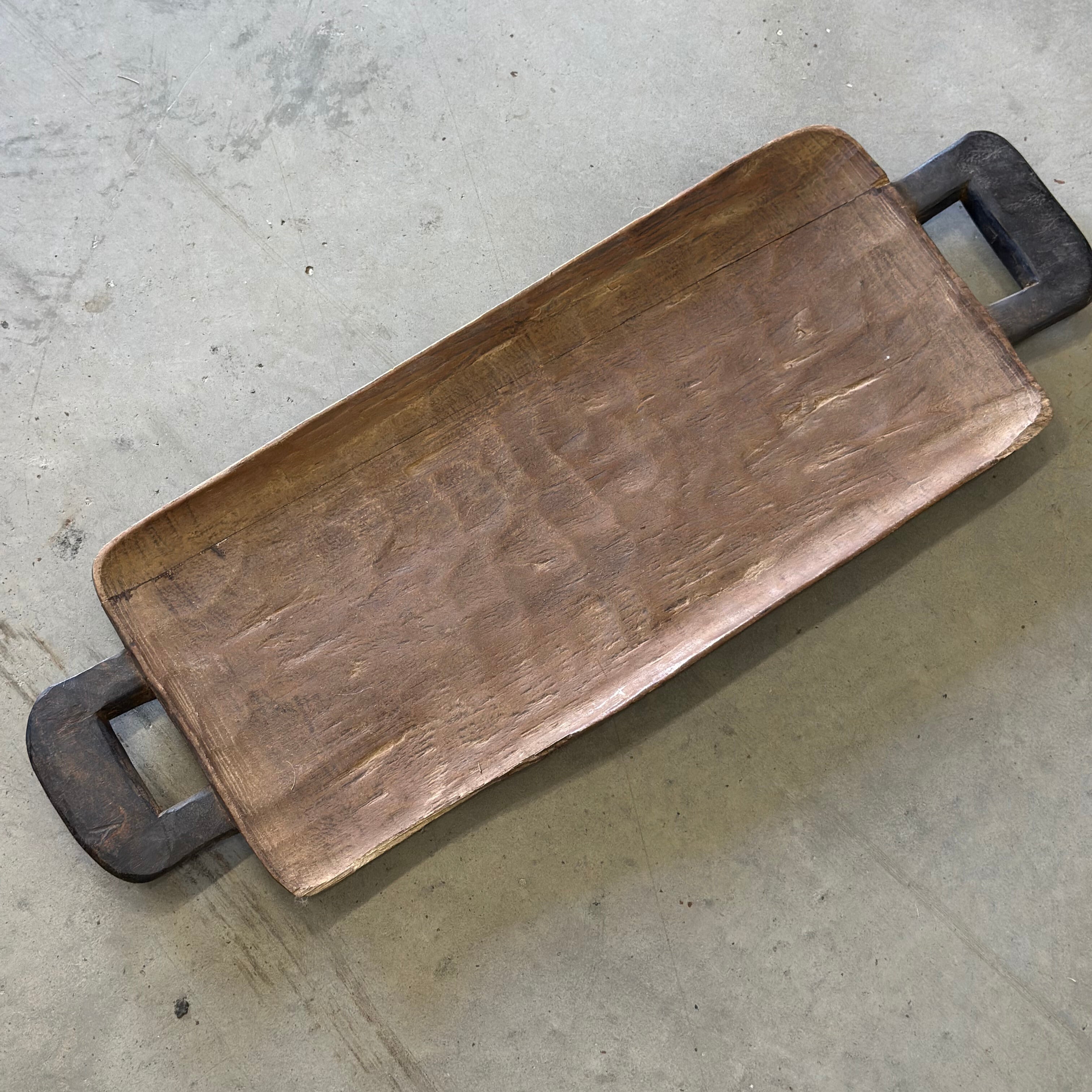 Vintage Bamenda serveringsbakke fra Afrika i størrelse 22 x 47 cm.