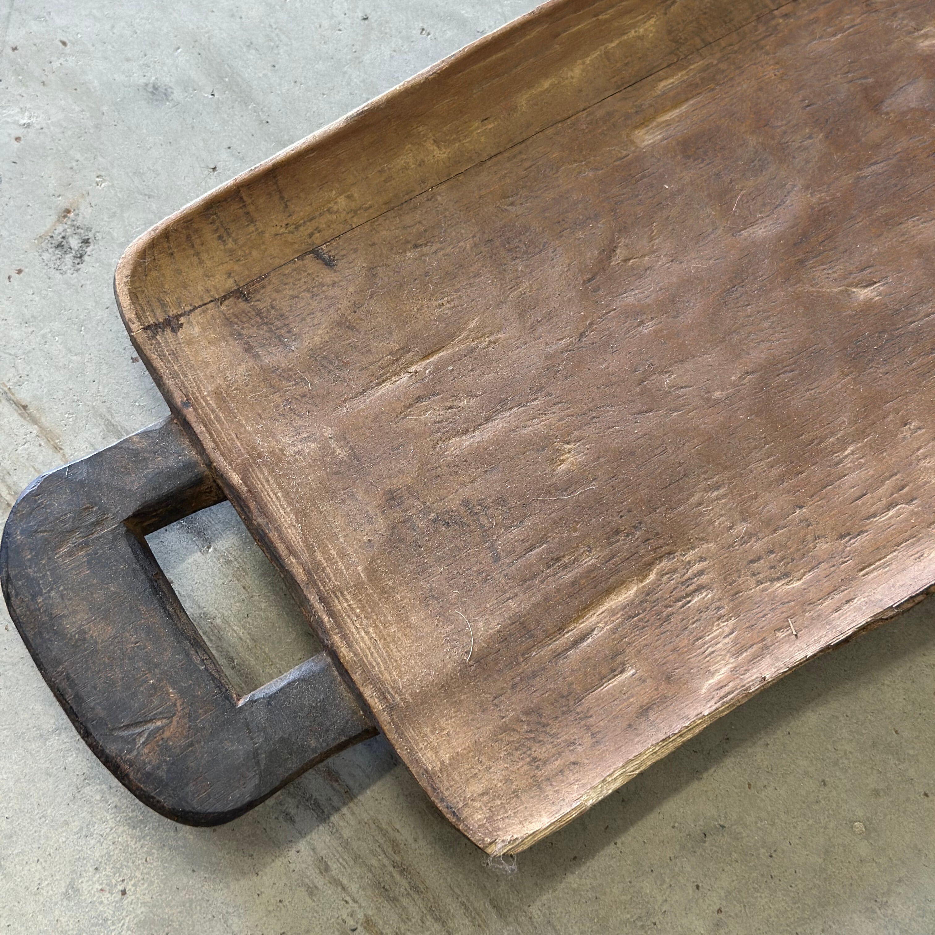 Vintage Bamenda serveringsbakke fra Afrika i størrelse 22 x 47 cm.