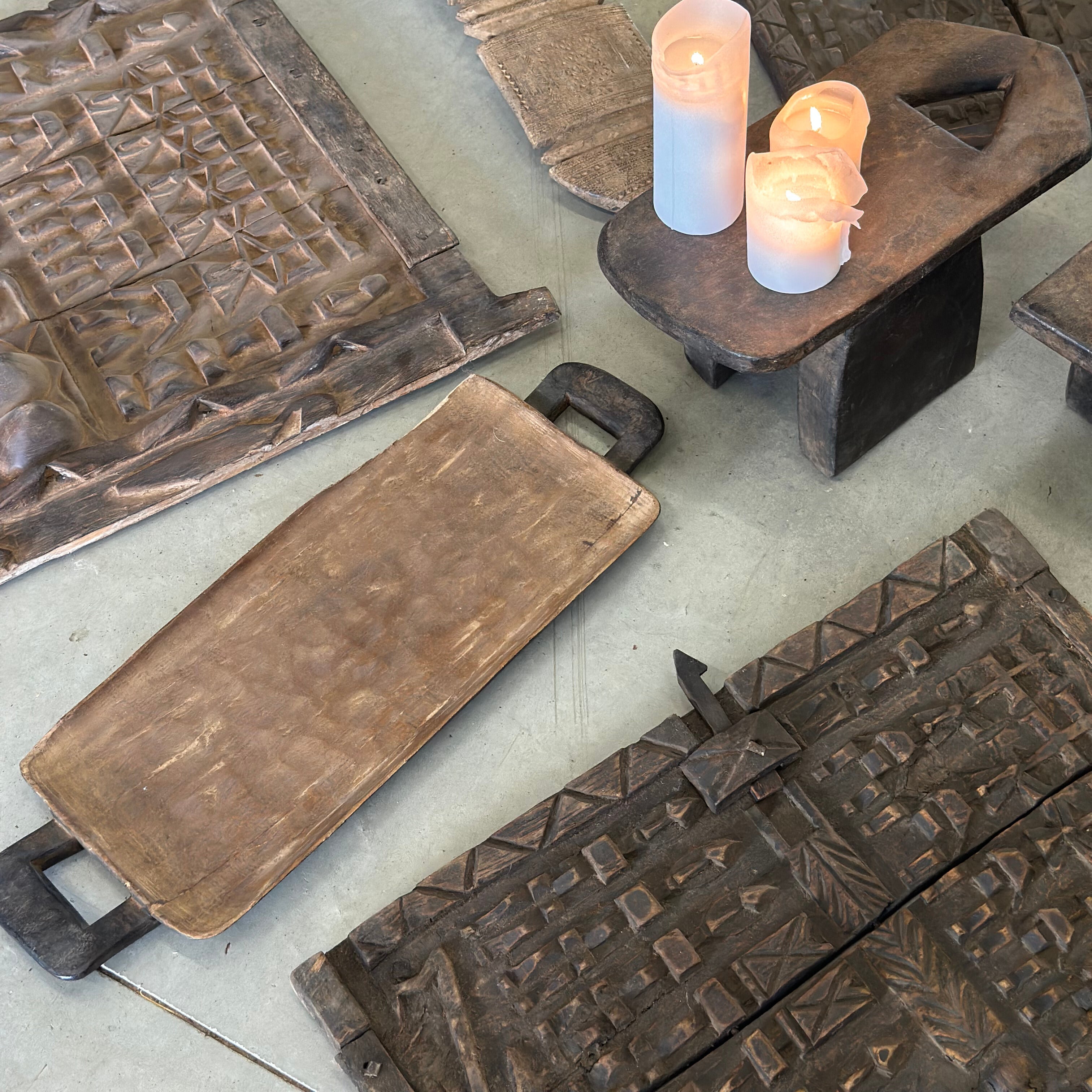 Vintage Bamenda serveringsbakke fra Afrika i størrelse 22 x 47 cm.