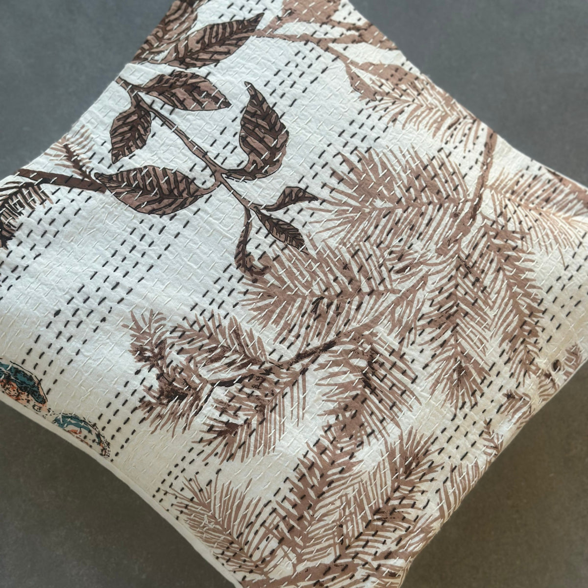 Kantha pudebetræk Earth i bomuld 40 x 40 cm