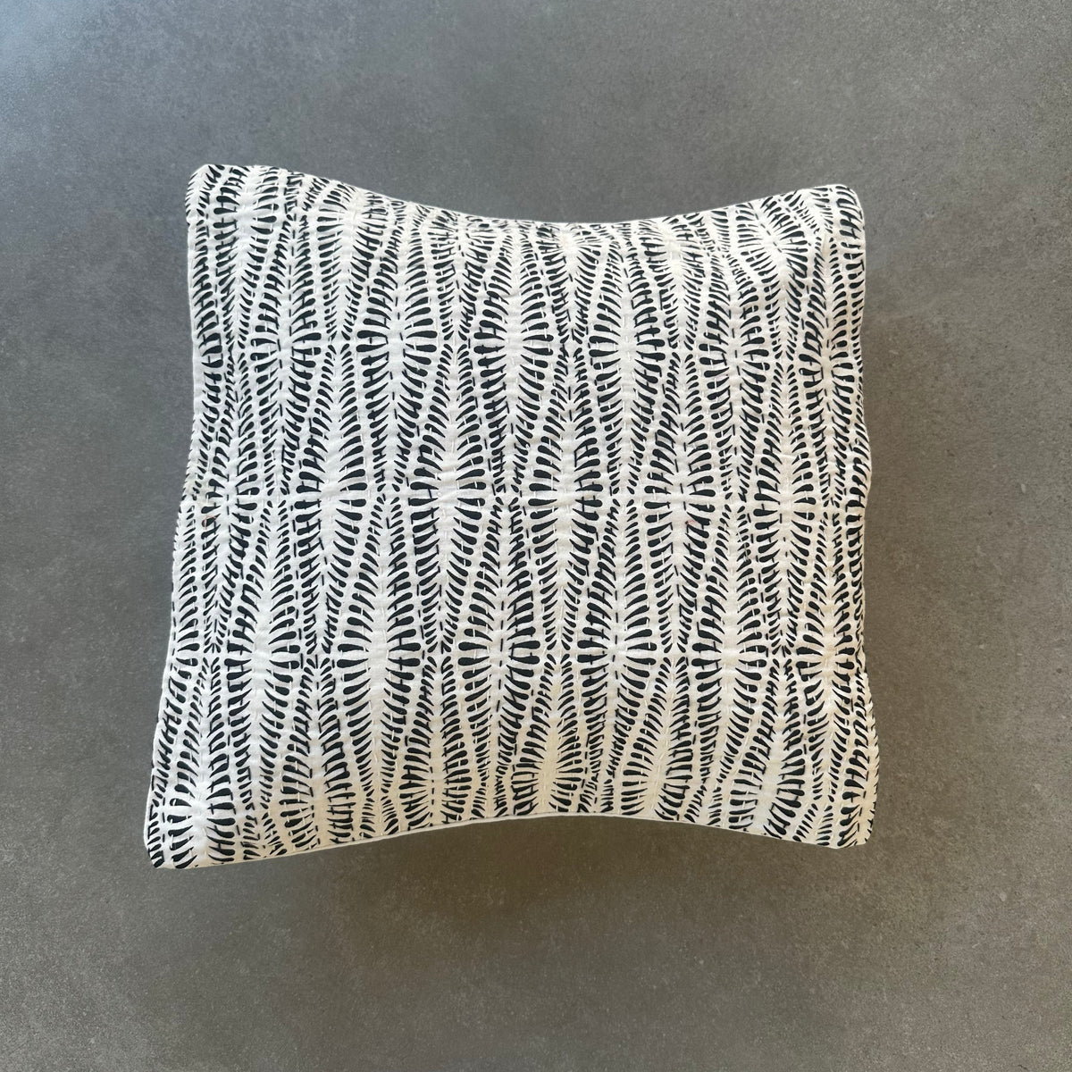 Kantha pudebetræk Fern i bomuld 40 x 40 cm
