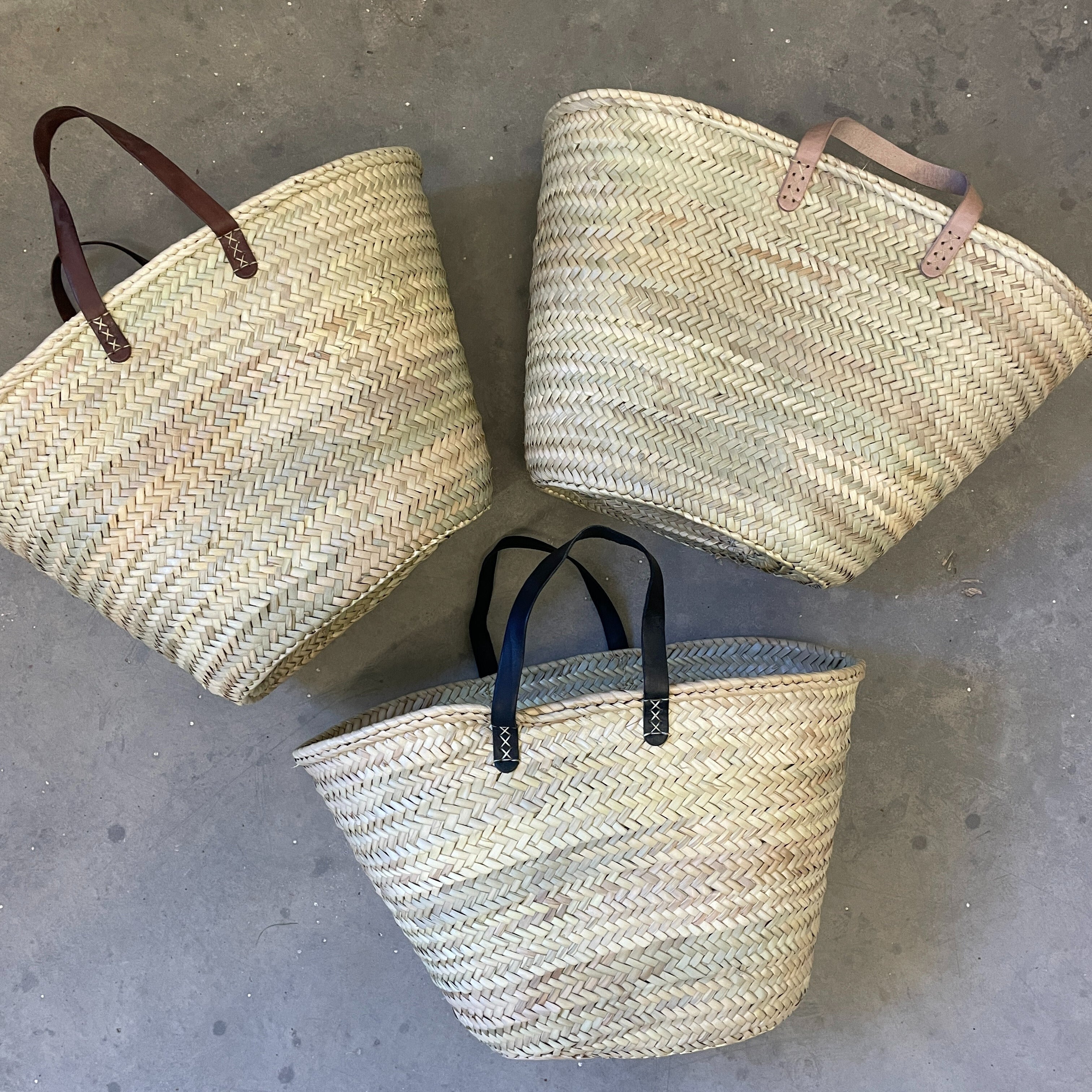Kurv med korte læderremme - 50 cm. i toppen