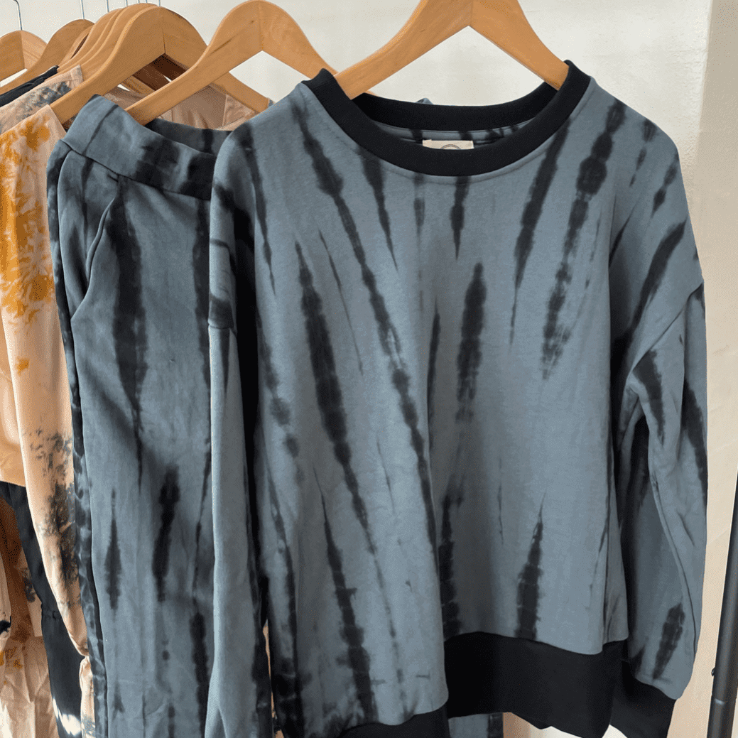 Loungewear - kraftig tie dye bluse i bambus/bomuld