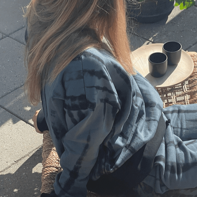 Loungewear - kraftig tie dye bluse i bambus/bomuld