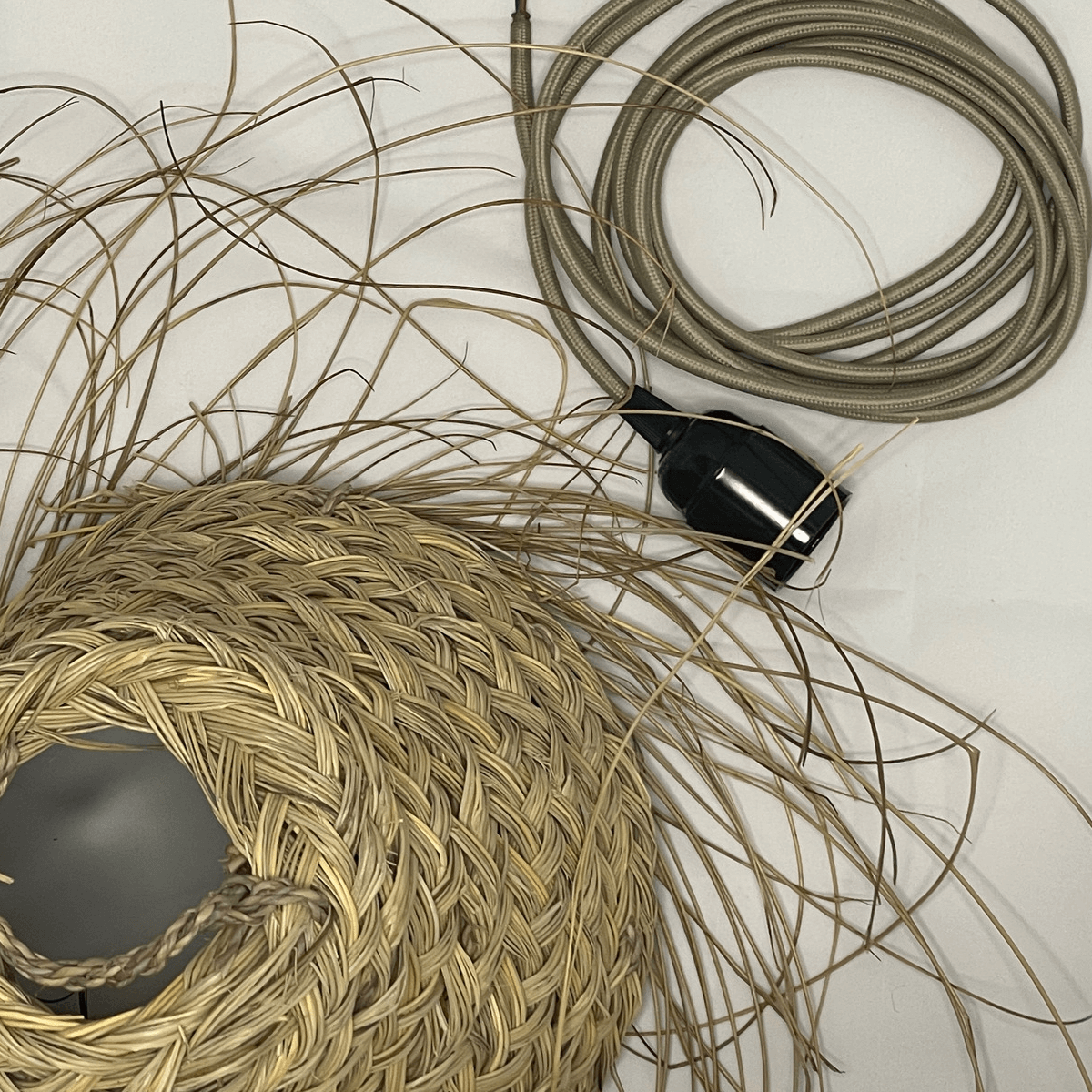 Ledning i stoff med stikkontakt - natur