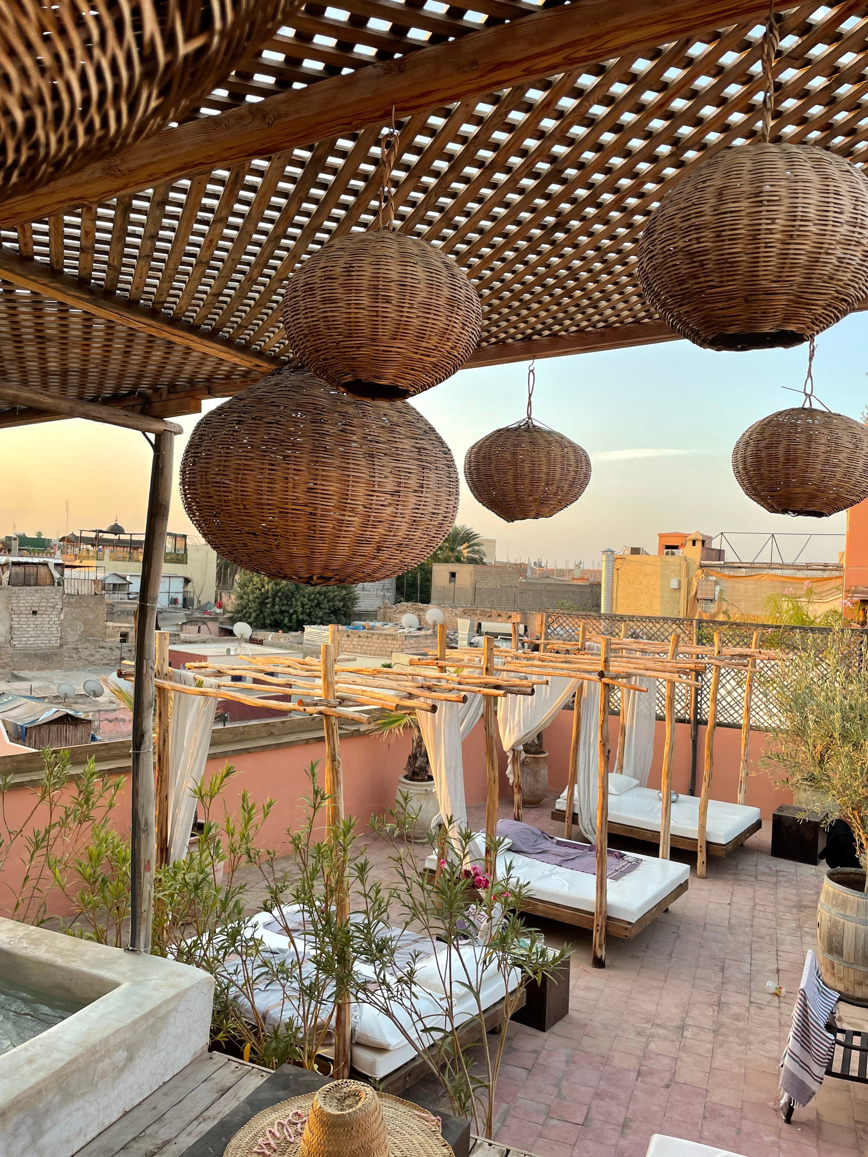 guide til Marrakech - smuk tagterrasse med hængetasker og loungeområder i en riad