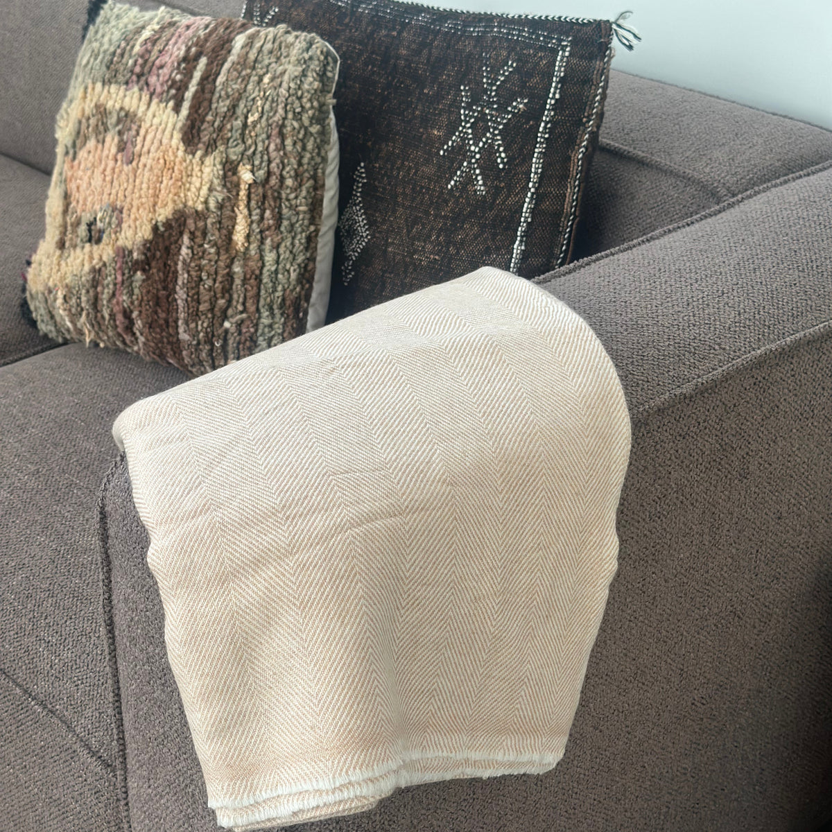 Plaid i kameluld & silke – Varm Sand