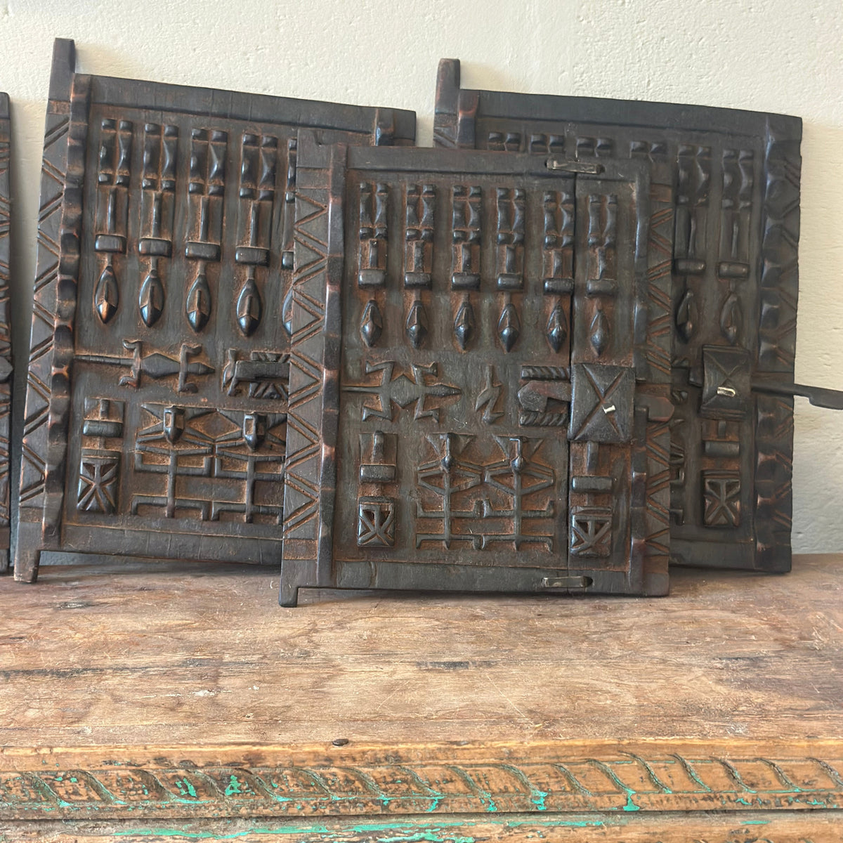 Vintage dør fra Mali med kulturelt prægede mønstre, størrelse ca. 25 x 32 cm.