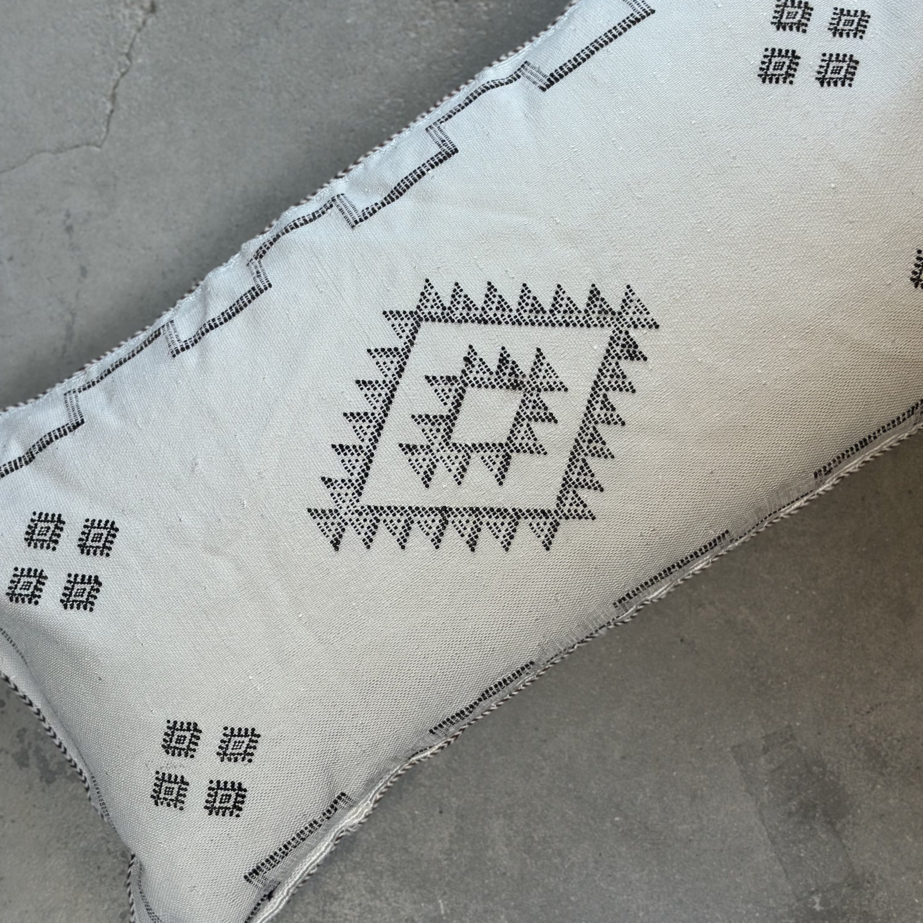 Kaktussilke pudebetræk ca. 50 x 90 cm – Off white m. mørkt mønster