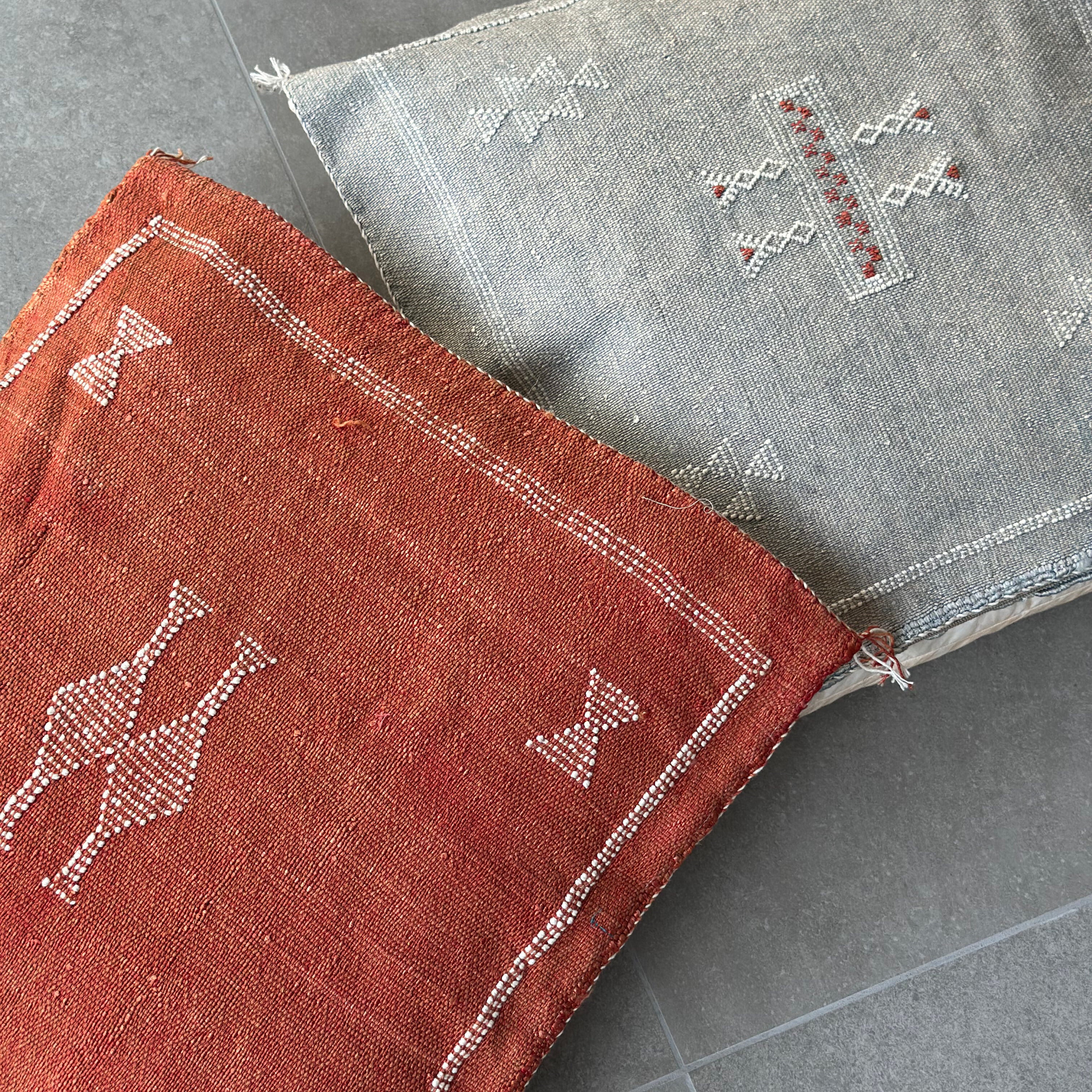 Cushion cover in cactus silk - size 45 x 45 cm.