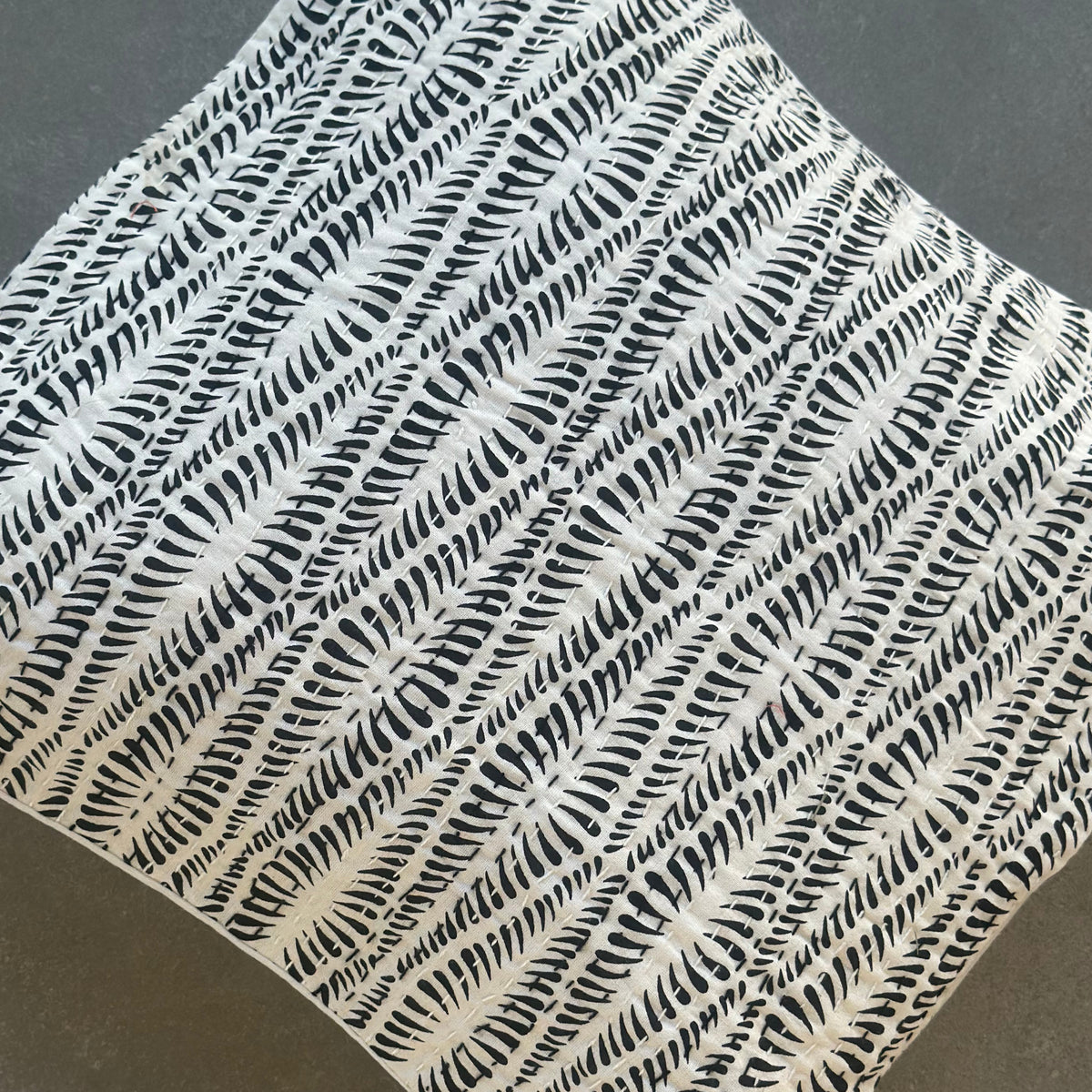 Kantha pudebetræk – Fern – 40 x 40 cm