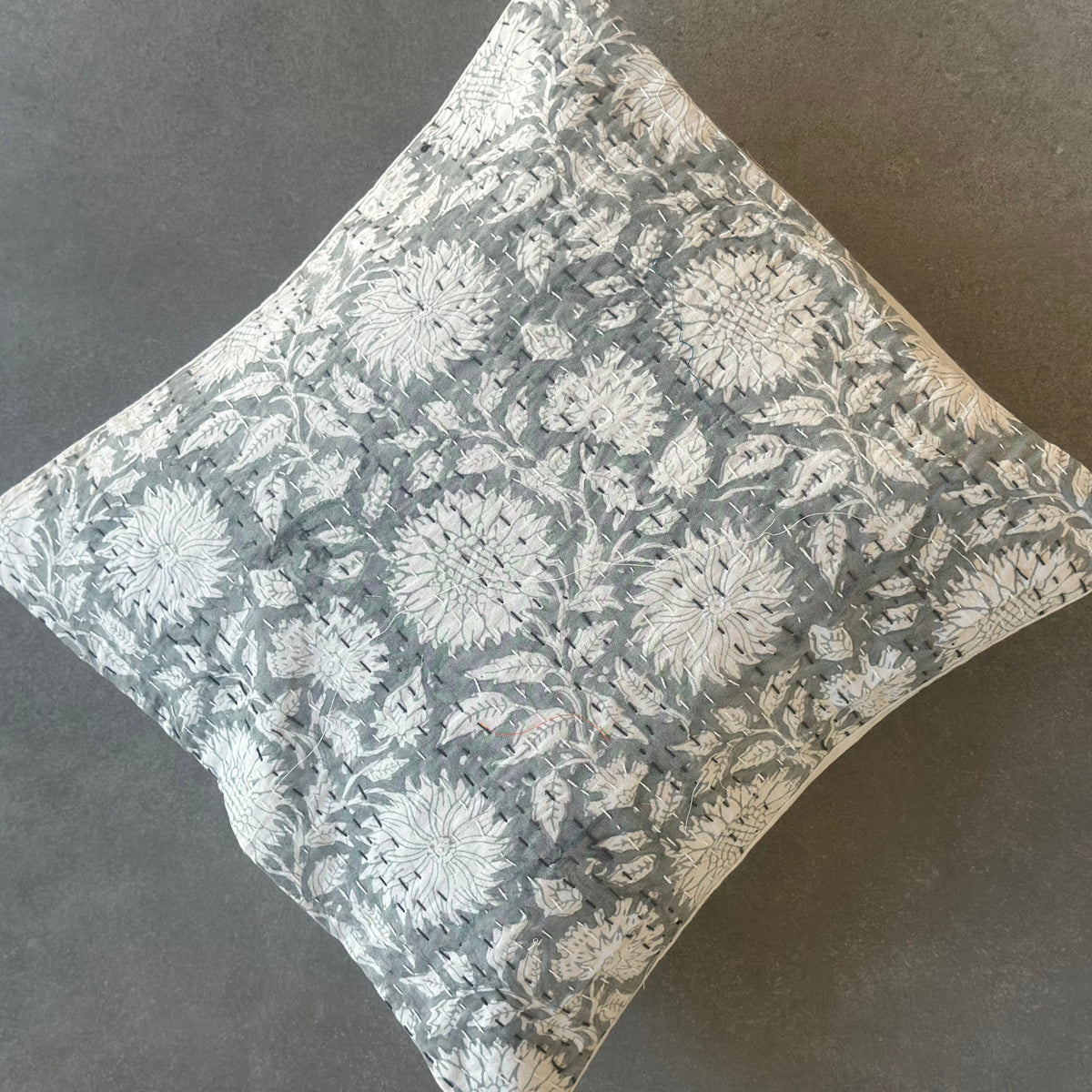 Kantha pudebetræk – Mist – 40 x 40 cm