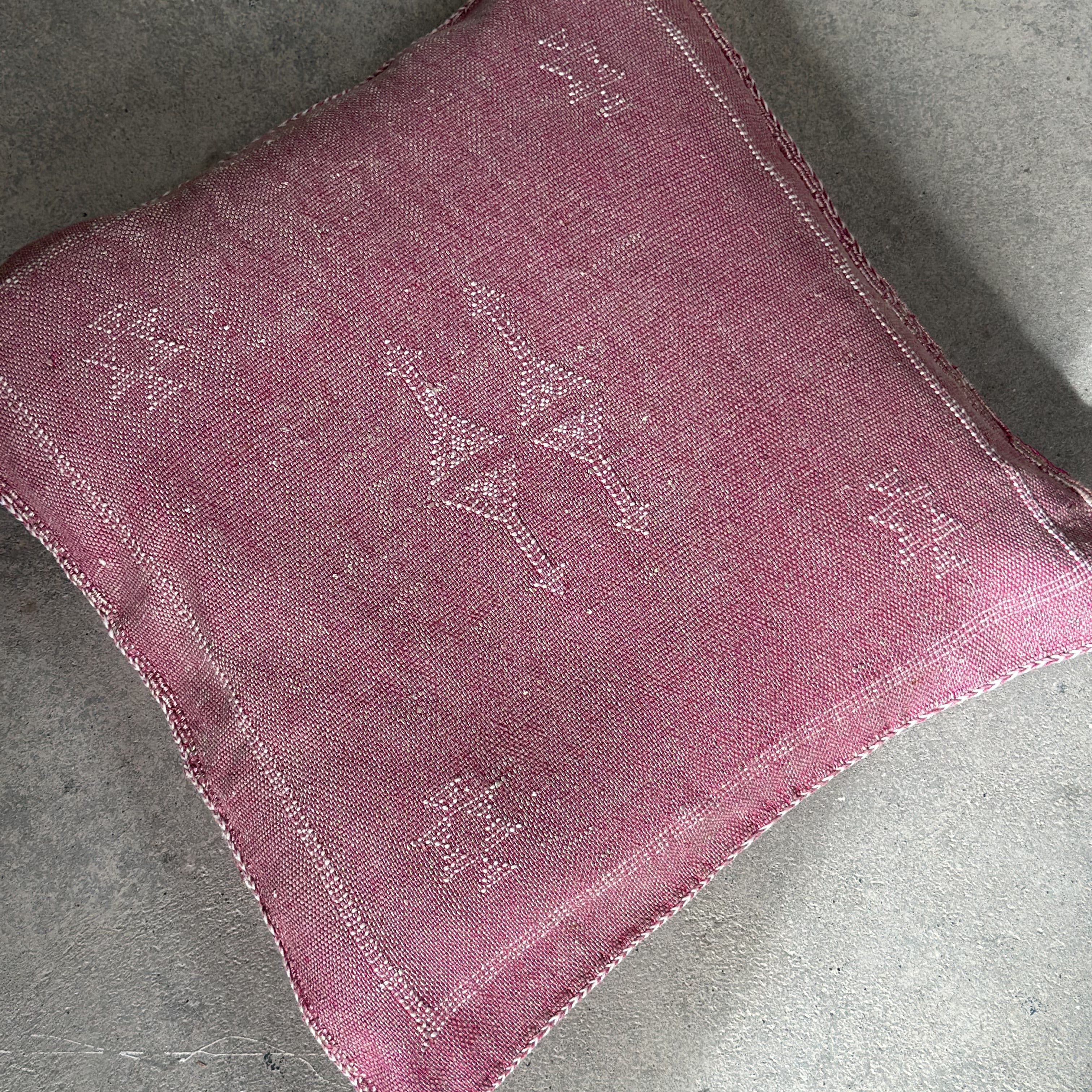 Cushion cover in cactus silk - size 45 x 45 cm.