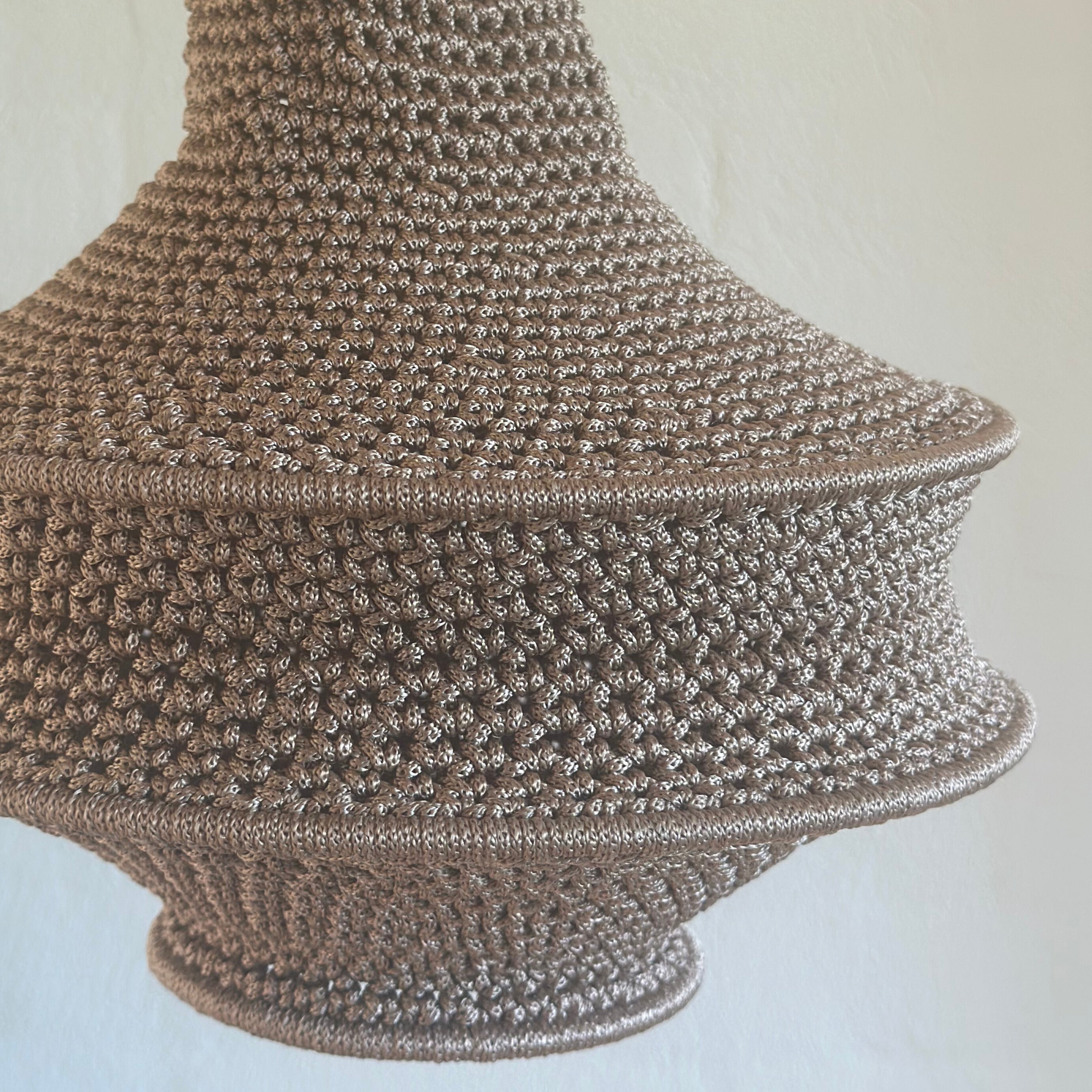 Lampeskærm - hæklet (dæmpet lilla - 25 cm.)