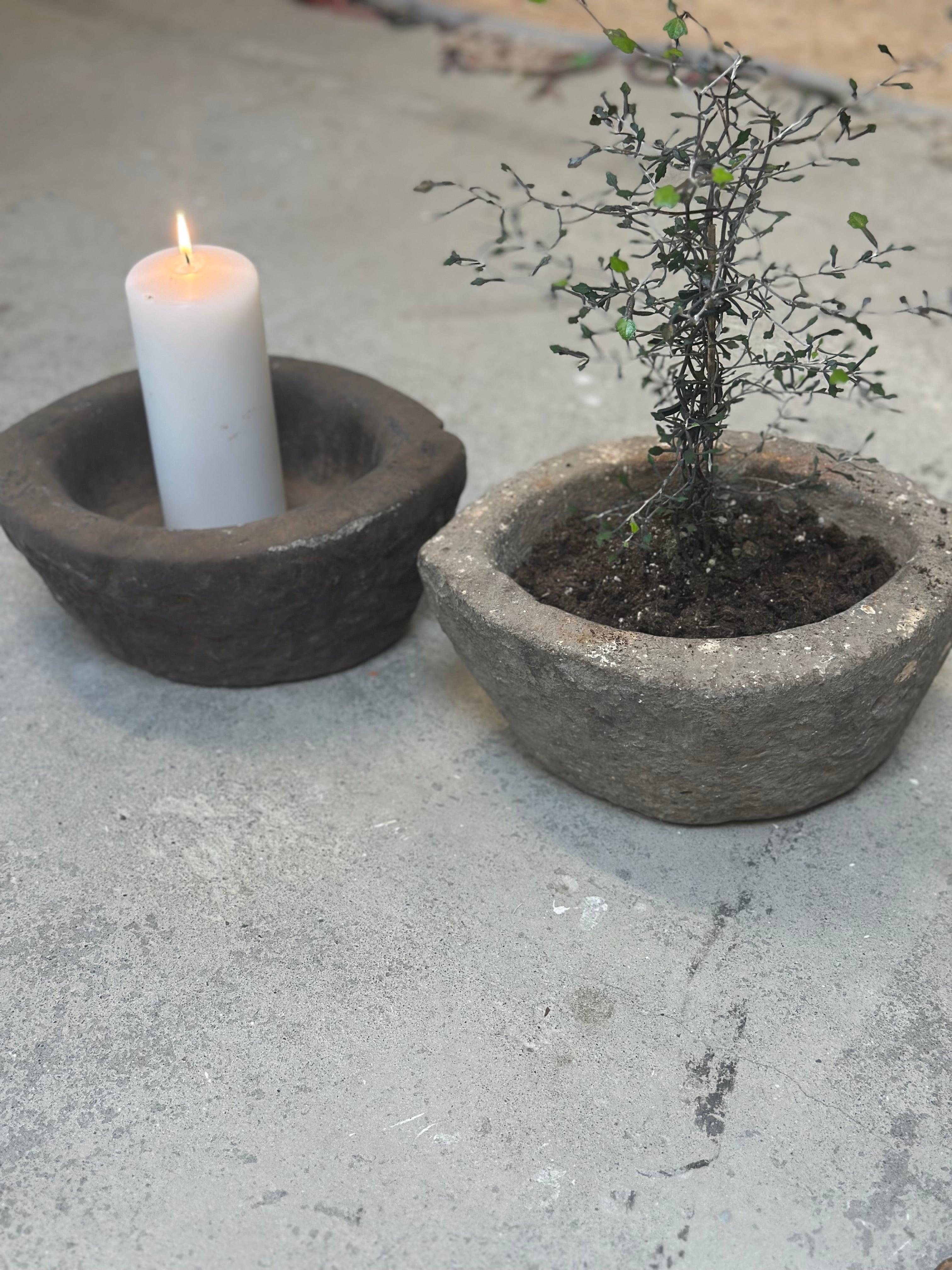 Vintage stoneware pot - 25-35 cm. wide and approx. 10-15 cm. high.