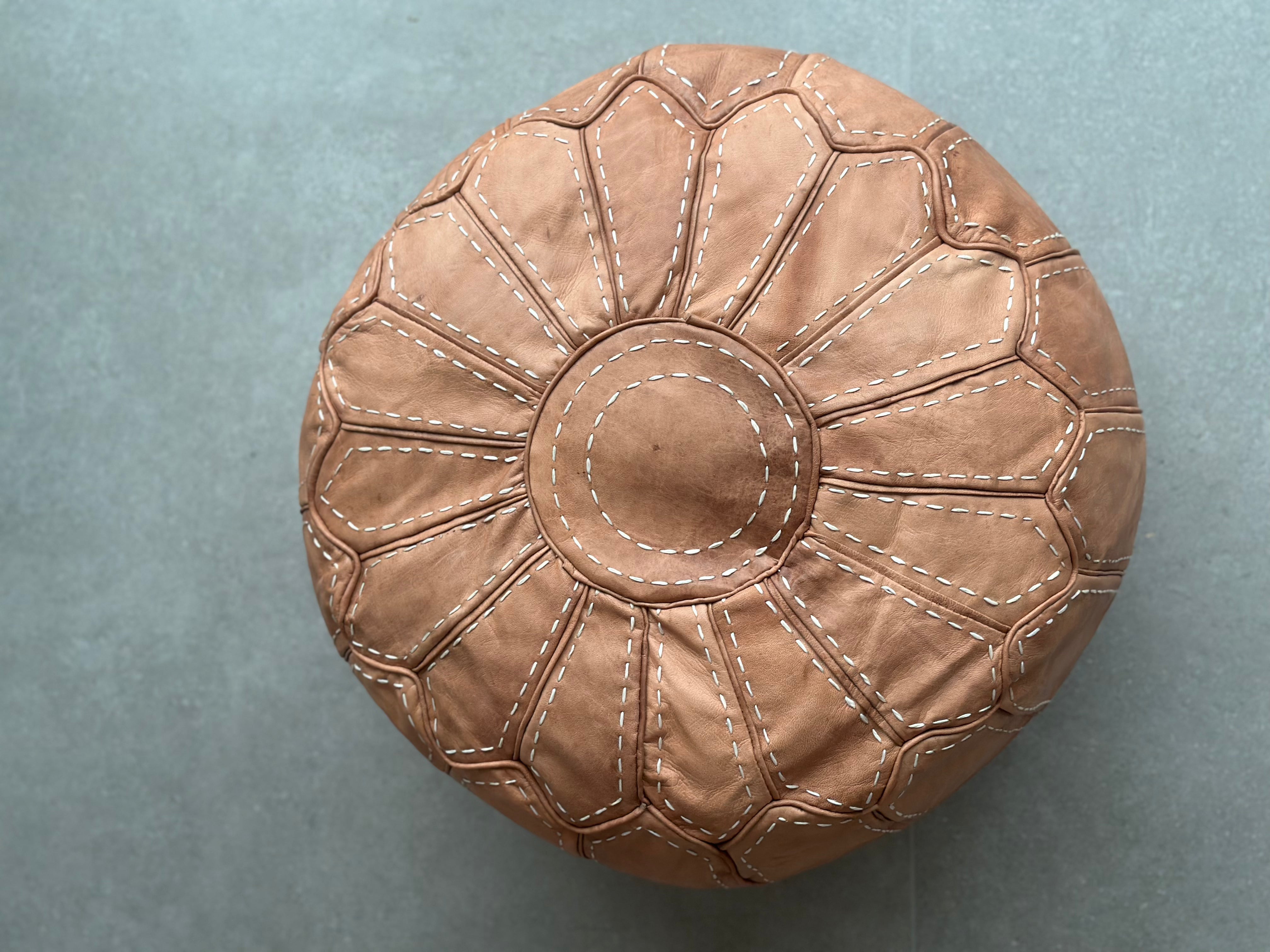 Marokkansk pute/puff - lett narvet skinn med sømmer