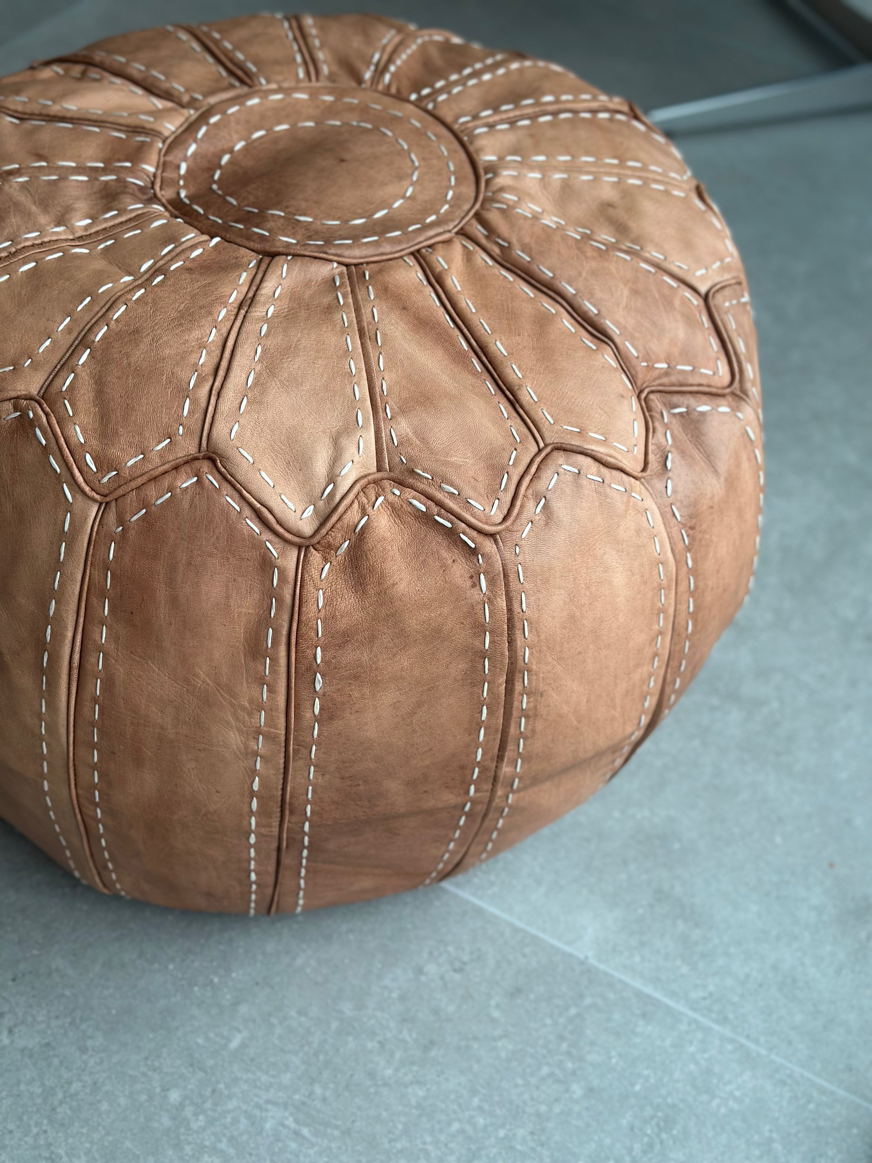 Marokkansk pute/puff - lett narvet skinn med sømmer