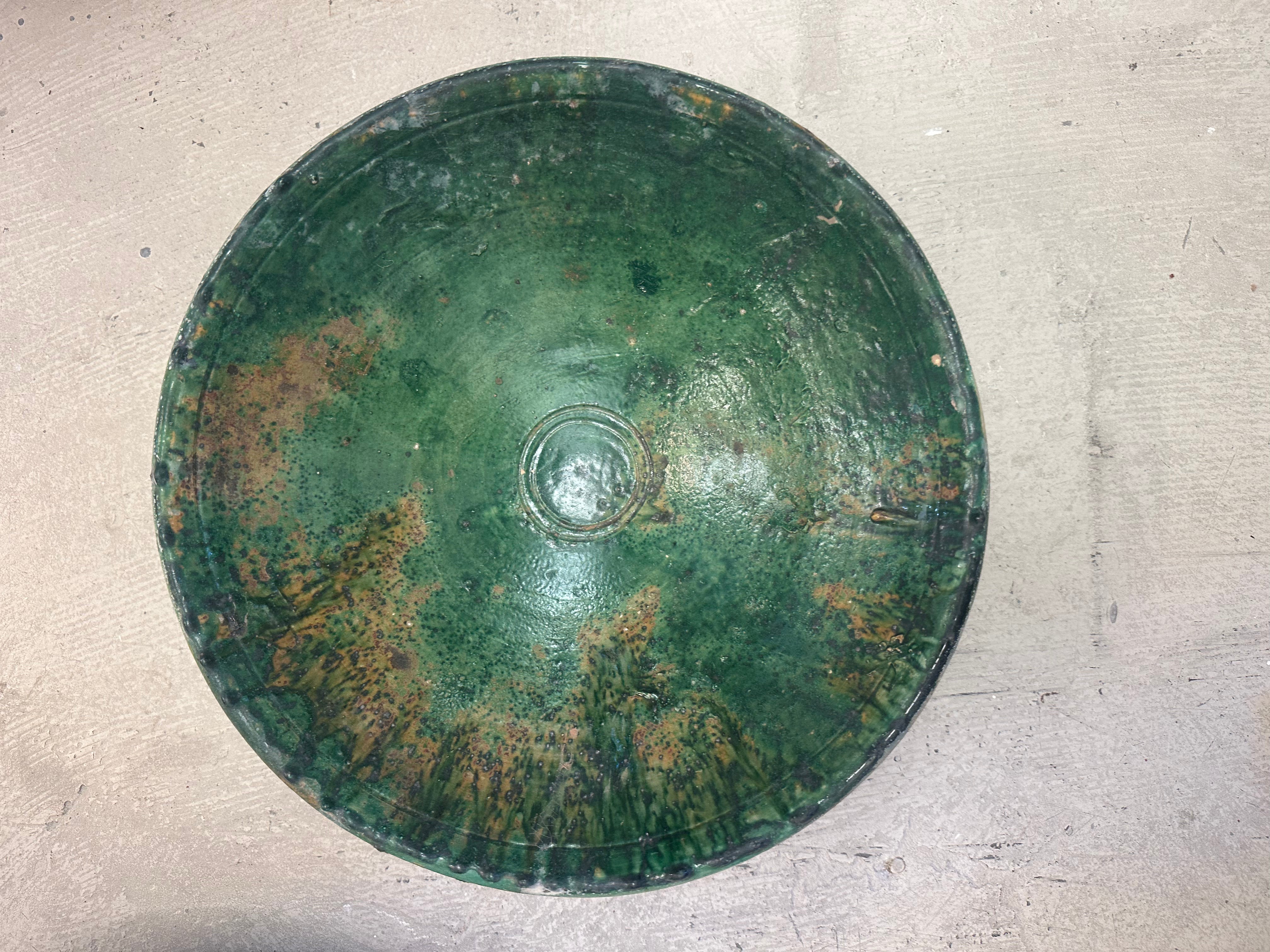 Tamegroute skål - håndlavet keramik med grønne og gyldne nuancer, 36 cm i diameter.