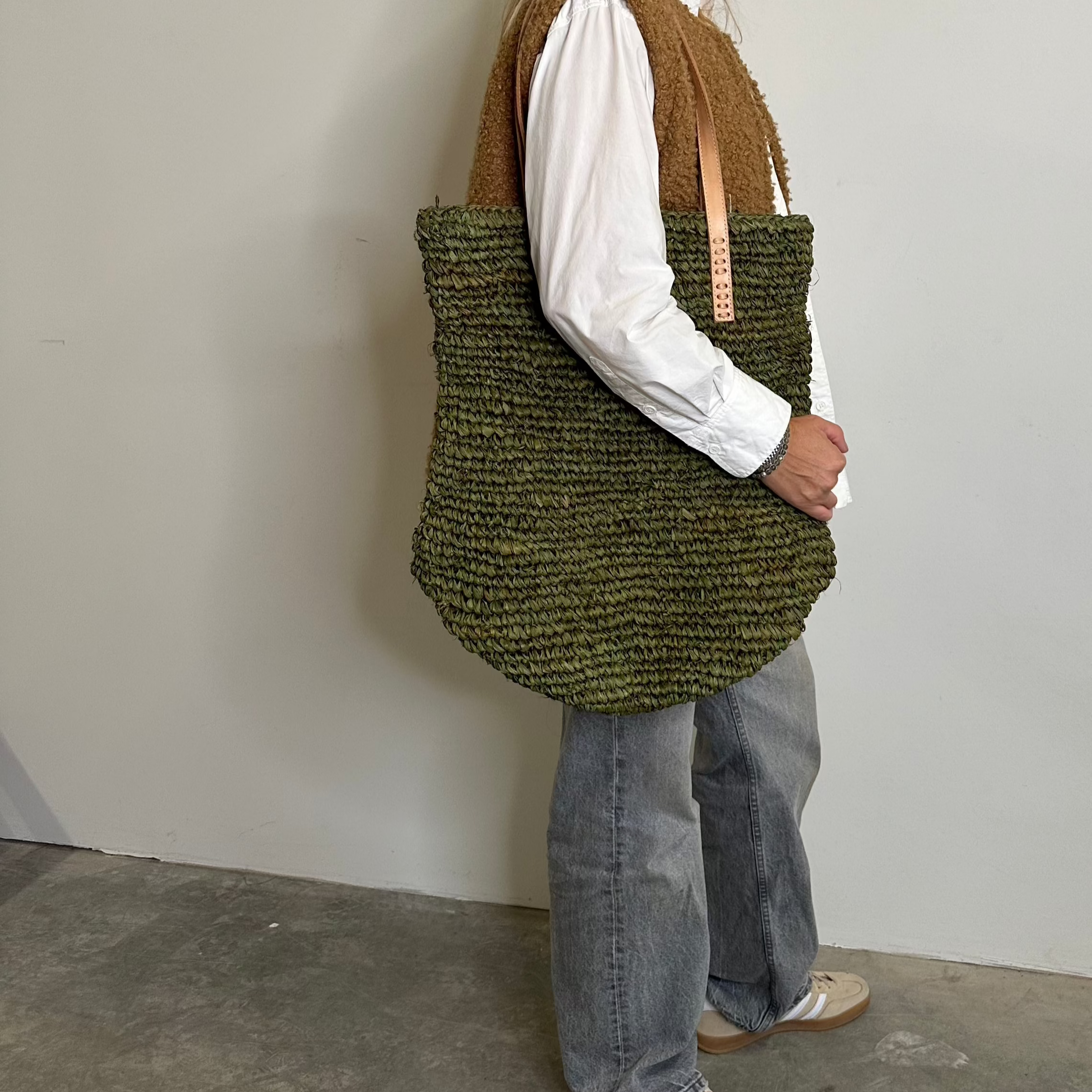 Braided bag in raffia with leather straps - green