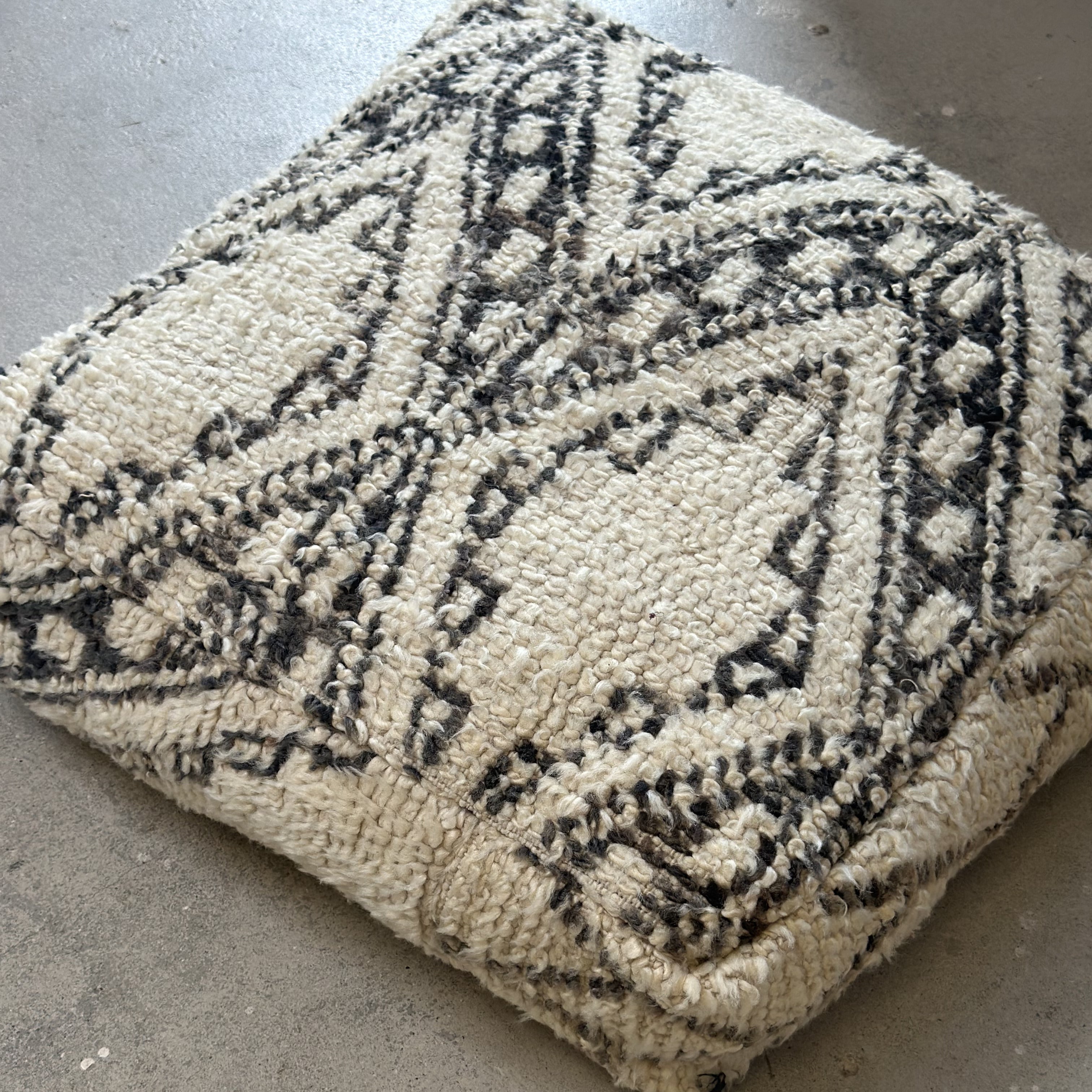 Vintage pouf - Beni Mguild - size 60x60x20 cm.