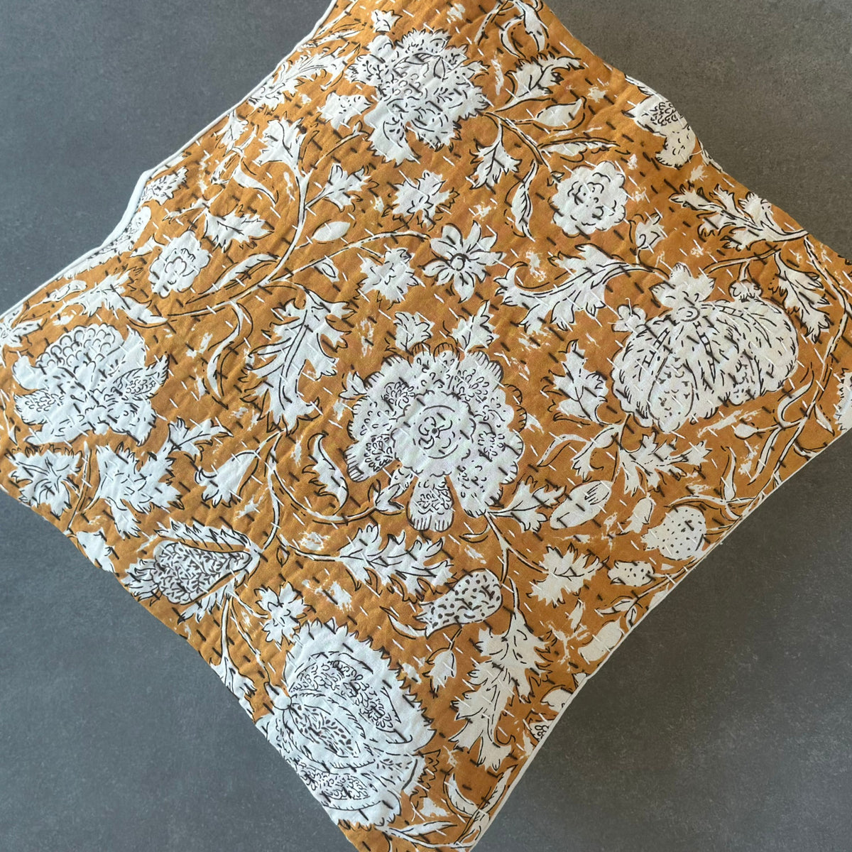 Kantha pudebetræk Marigold i bomuld 40 x 40 cm